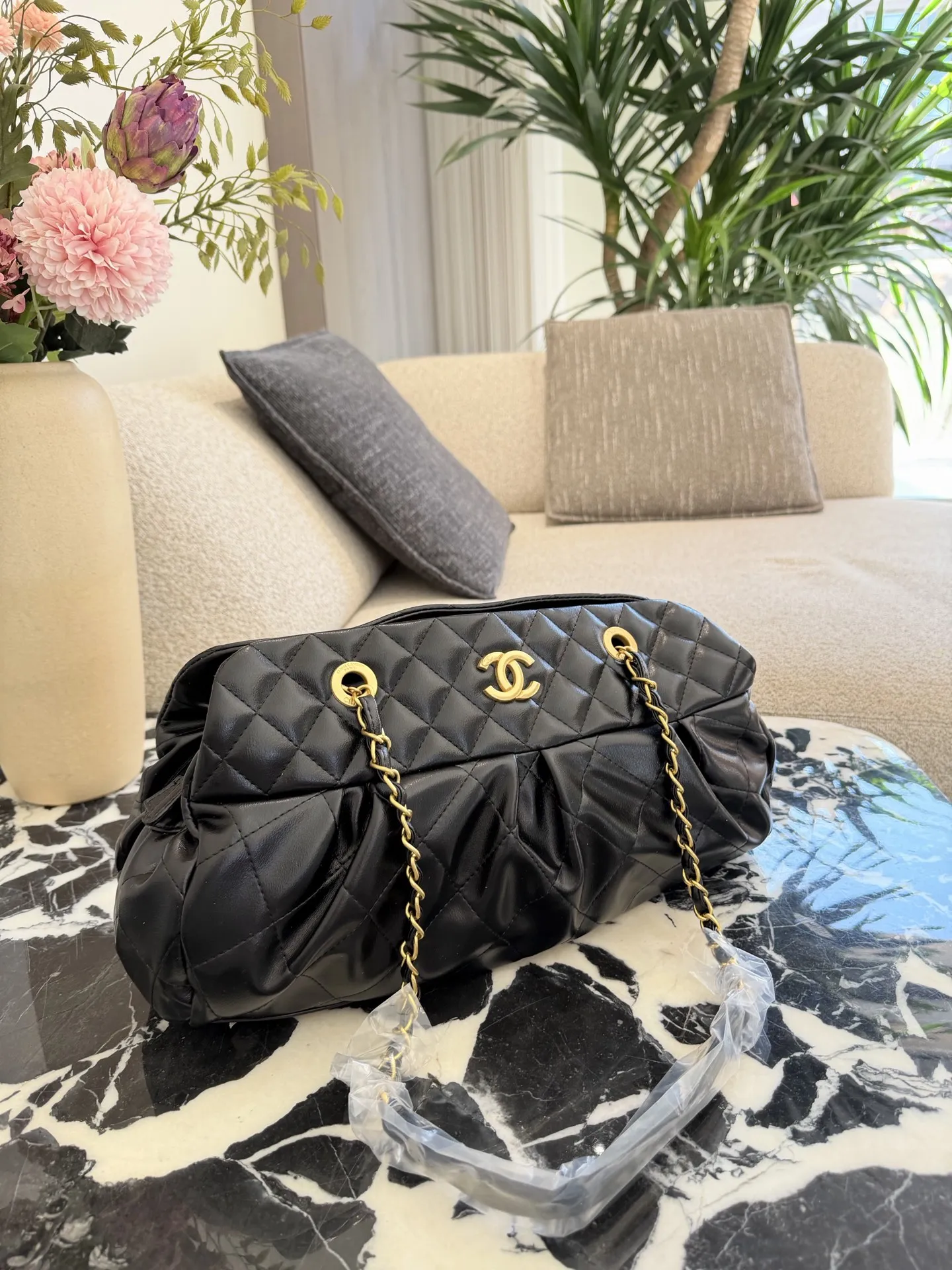 p230 香奈儿黑金保龄球包 🖤香奈儿黑金保龄球包,经典菱格纹+黑色牛皮,金色双C Logo超有辨识度✨。皮穿链条肩带,舒适又时髦,拉链开合更安全。尺寸约32×19cm,容量大,通勤出行都OK!复古优雅风,实用又百搭,是香奈儿热门款,公价约3万,二手价随成色和配件浮动哦~无盒