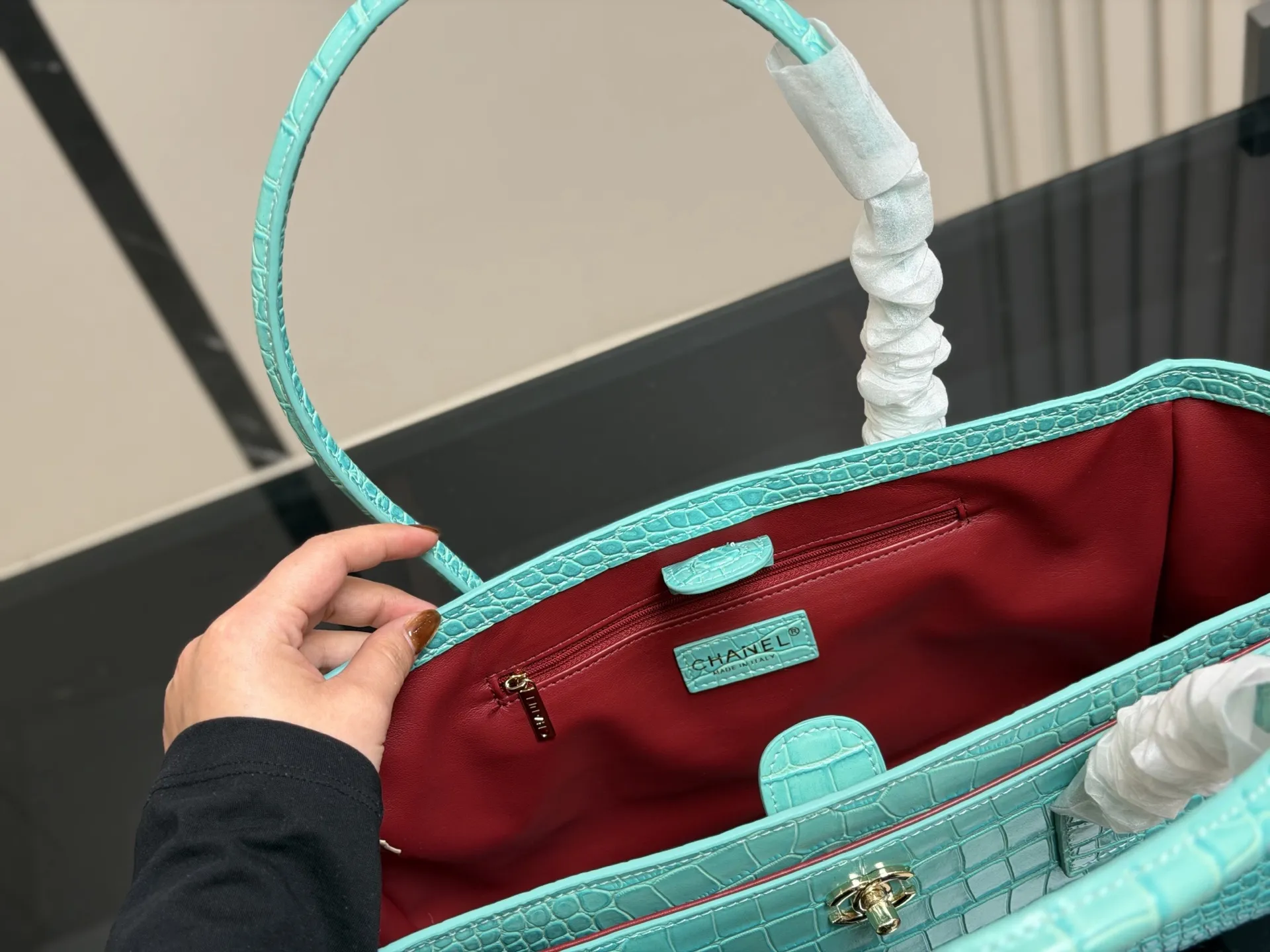 &yen;270 Chanel 香奈儿Cerf中古手提包 经典黑金配色＋荔枝纹牛皮，耐磨又有质感。正面双C金属Logo超有辨识度，内部多口袋＋可拆卸子袋，收纳力满分！通勤日常都很适合，手提or单肩背都OK，实用又百搭，是中古市场的热门款 尺寸:34.21cm