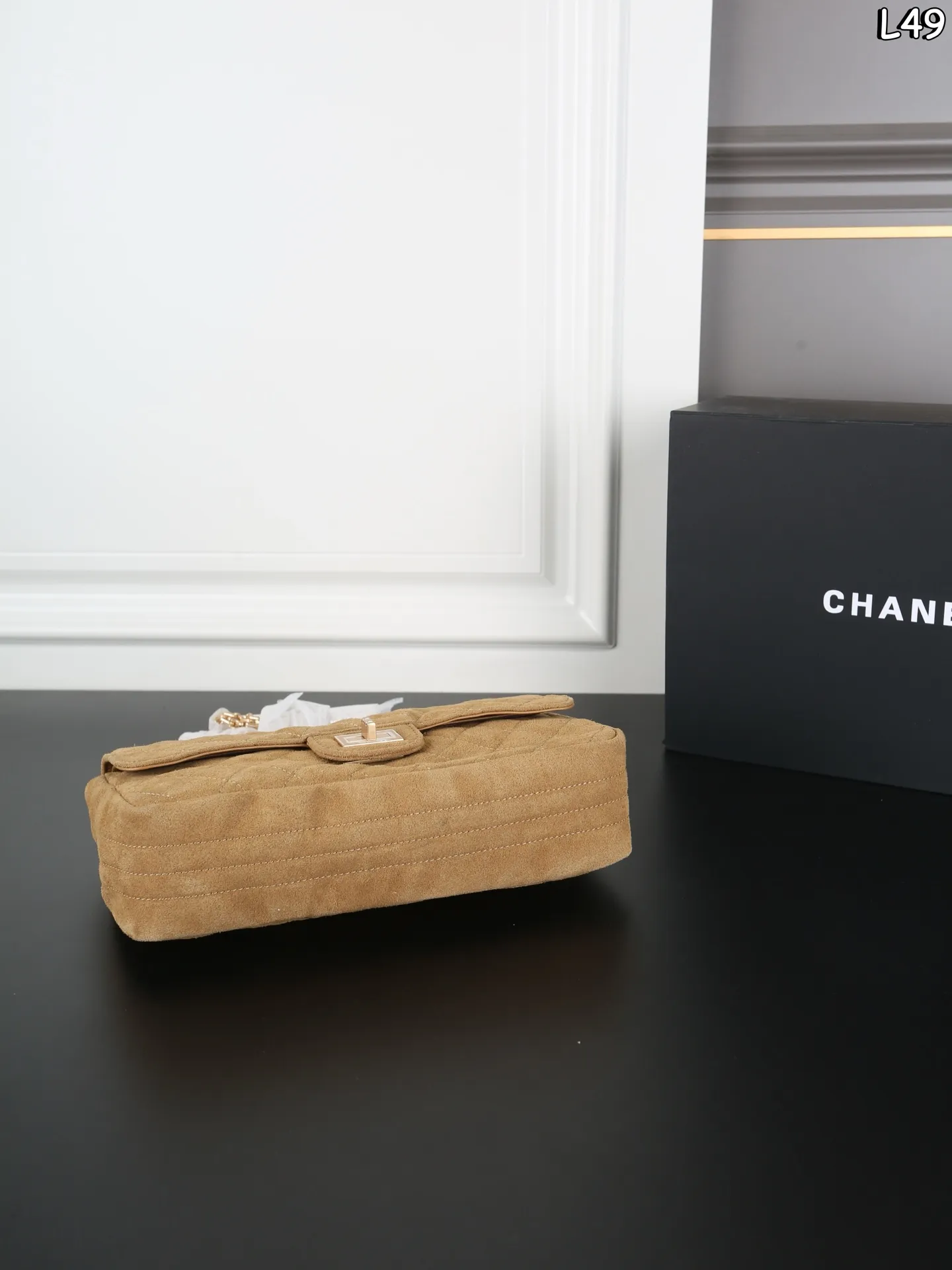 P280 全套礼盒 CHANEL香奈儿 麂皮 2.55 链条包 单肩包 口盖包 实物的质感真的太美好了,会随着光线不同呈现出不同的颜色或深或浅,抚摸上去又柔又软的手感👋,简直要感动,它不是那种短的粗砺感的颗粒短绒,是带长毛绒的,柔软 尺寸:24×15