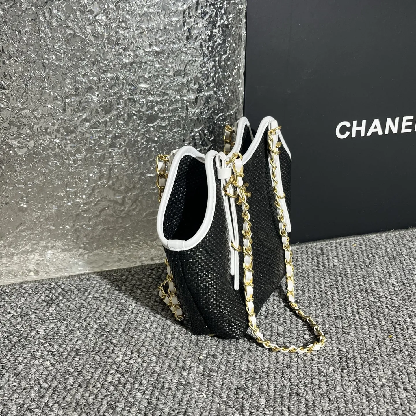 💰180包邮❗ Chanel🧩26C早春系列 嬉皮包 mini tote💦采用进口小牛皮配草编➕复古金属五金 皮质柔软 耐用性更高更显利落的精致感 可斜挎链条⛓️它让链条长度能适配不同背法 日常搭配自然垂在胯侧 上身效果 更显经得起时光的松弛感 尺寸: 30-20-6cm 款号:80014 材质:草编 ❌不退不换慎重下单❌