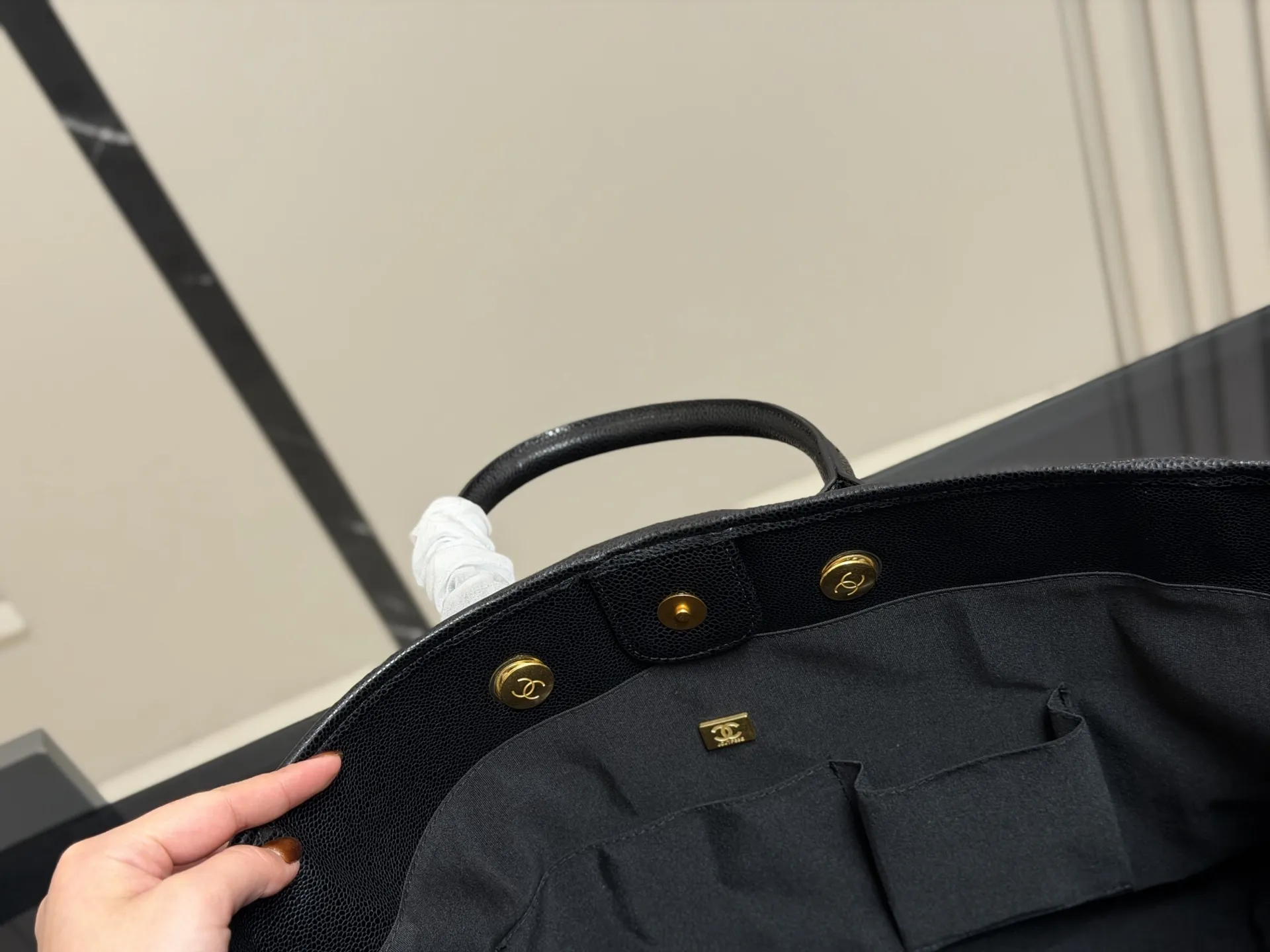 ¥345 香奈儿CHANEL 鱼子酱沙滩链条⛓️包 大容量,日常短期出行背上这一个就足够了 慵懒风满满,上身上镜都非常好看 颜色复古又高级 人手必备款 尺寸:38.30cm