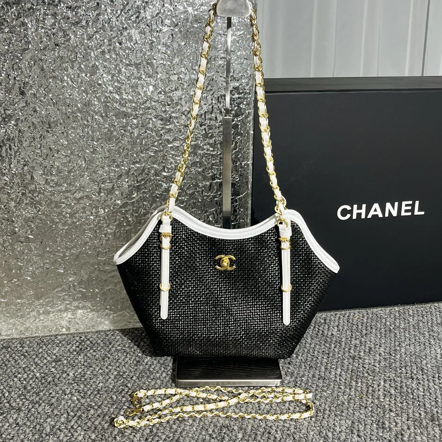 💰180包邮❗ Chanel🧩26C早春系列 嬉皮包 mini tote💦采用进口小牛皮配草编➕复古金属五金 皮质柔软 耐用性更高更显利落的精致感 可斜挎链条⛓️它让链条长度能适配不同背法 日常搭配自然垂在胯侧 上身效果 更显经得起时光的松弛感 尺寸: 30-20-6cm 款号：80014 材质：草编 ❌不退不换慎重下单❌