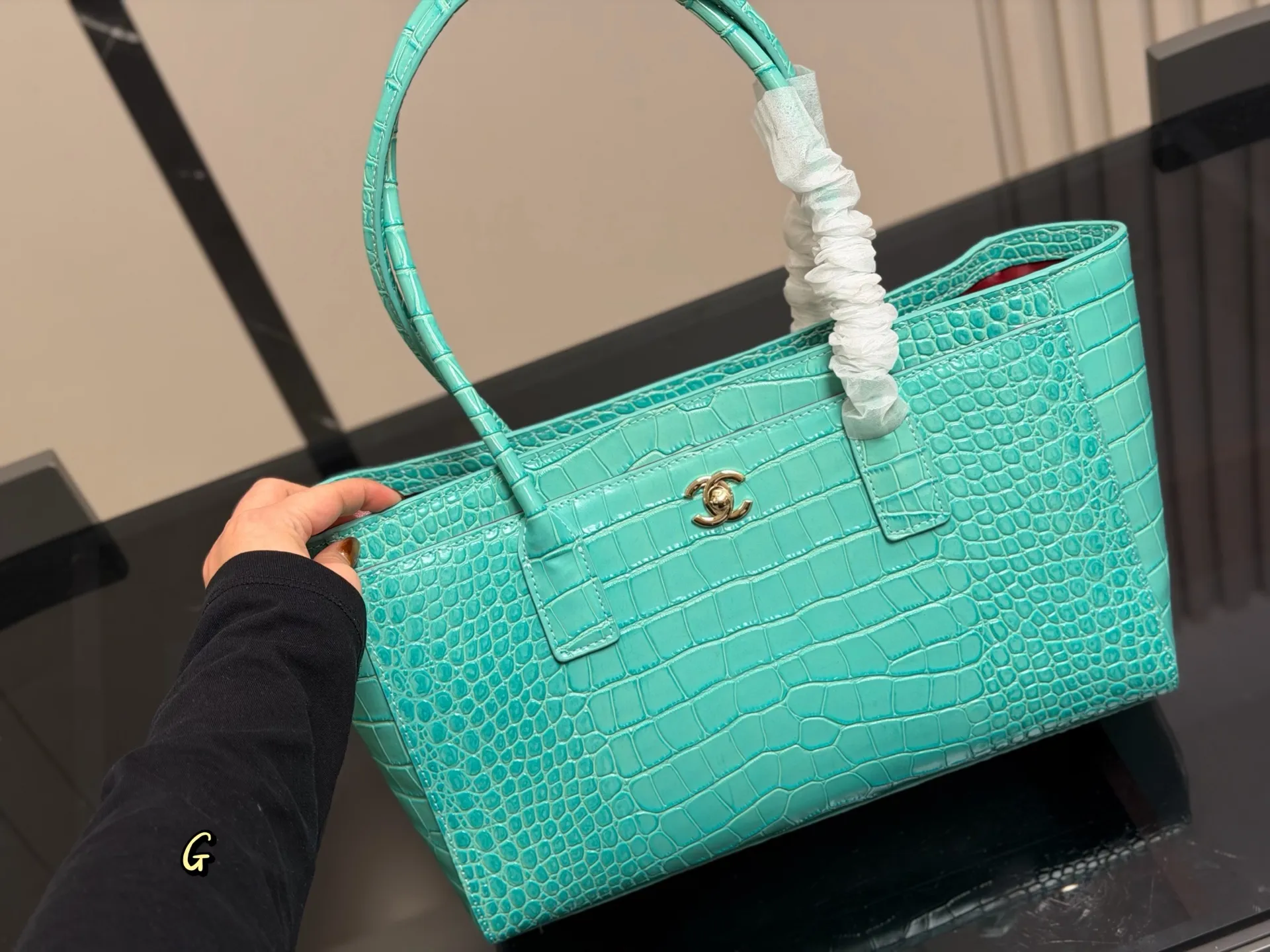¥270 Chanel 香奈儿Cerf中古手提包 经典黑金配色+荔枝纹牛皮,耐磨又有质感。正面双C金属Logo超有辨识度,内部多口袋+可拆卸子袋,收纳力满分!通勤日常都很适合,手提or单肩背都OK,实用又百搭,是中古市场的热门款 尺寸:34.21cm