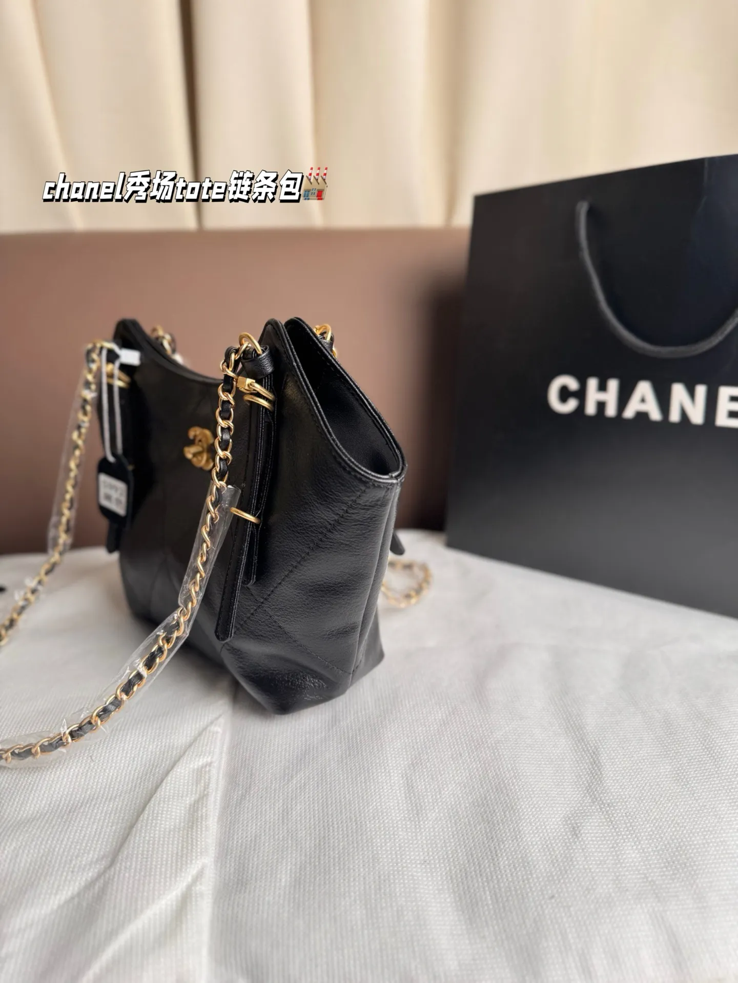 P215 香奈儿 chanel秀场tote新款🔥 秋冬tote包一如既往的备受瞩目👀 可以装下全世界的巨大容量 休闲软塌 背出随性风格 简约大菱格衬托整个包的大气凌然 出街最佳搭档 尺寸 18*18