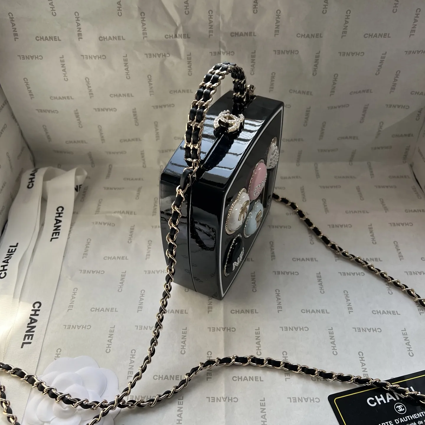 💰210包邮❗ 👑Chanel 25/26B眼影盒晚宴包.第一眼看到直接一整个爱住!影盒形状超别致、💕原单品质.包身质感拉满，一面是经典双C标志，一面是眼影盘设计，细节里全是高级感。不管是搭晚宴裙撑场面，还是配牛仔裤凹日常造型，它都能瞬间提升时尚度，背上你就是人群里最亮眼的焦点，精致感直接焊在身上!尺寸：13x13cm，款号：677