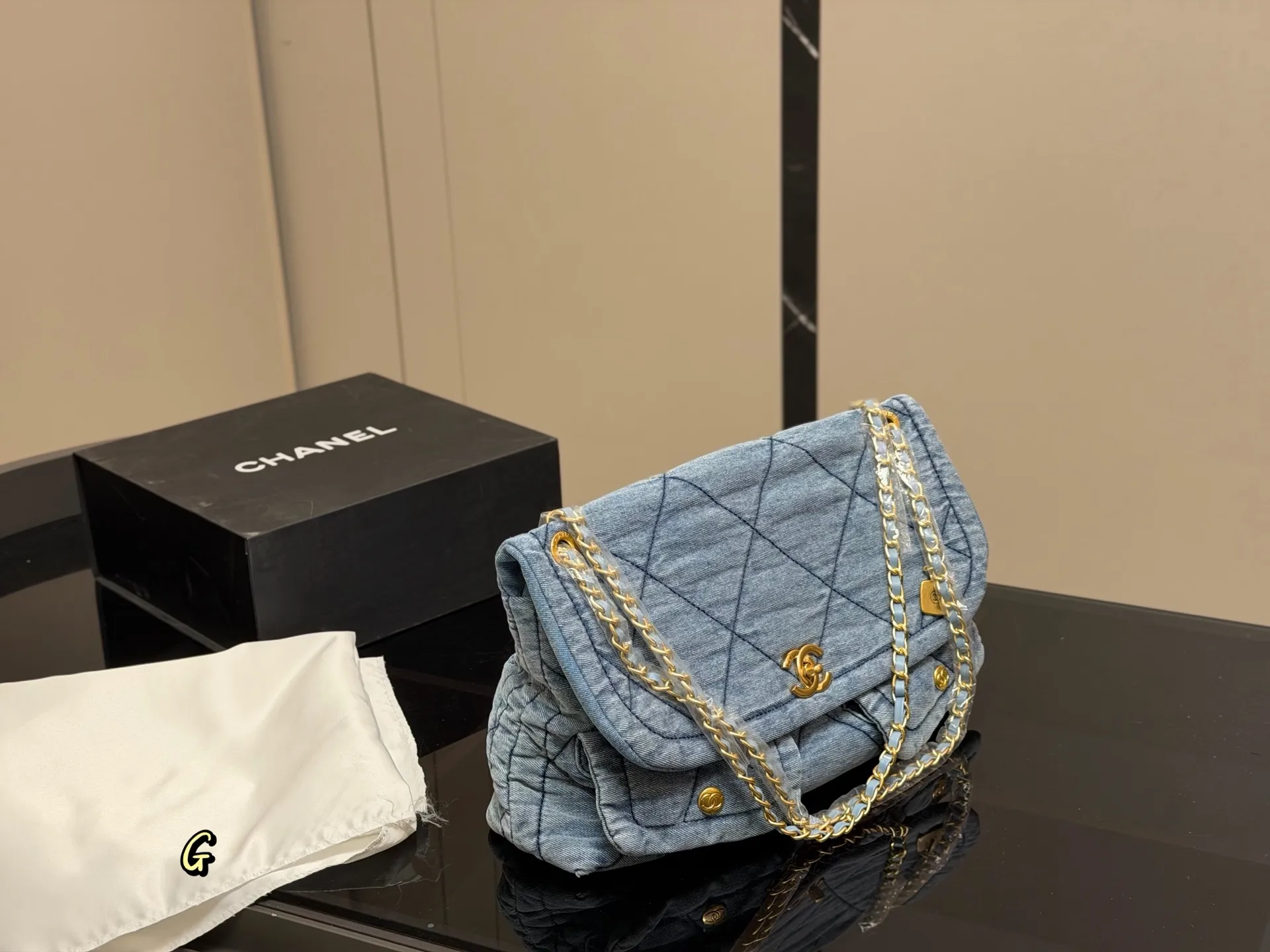 ¥245 Chanel香奈儿25K好美啊,蝴蝶结还是百看不腻, 链条装饰充满活力。又嫩又俏皮 感觉香香的每一款都是投资级艺术品, 入手即定格永恒摩登风格,开心 保值又时髦,随性还百搭, 有的实用能装,有的优雅高贵 尺寸:36.22cm