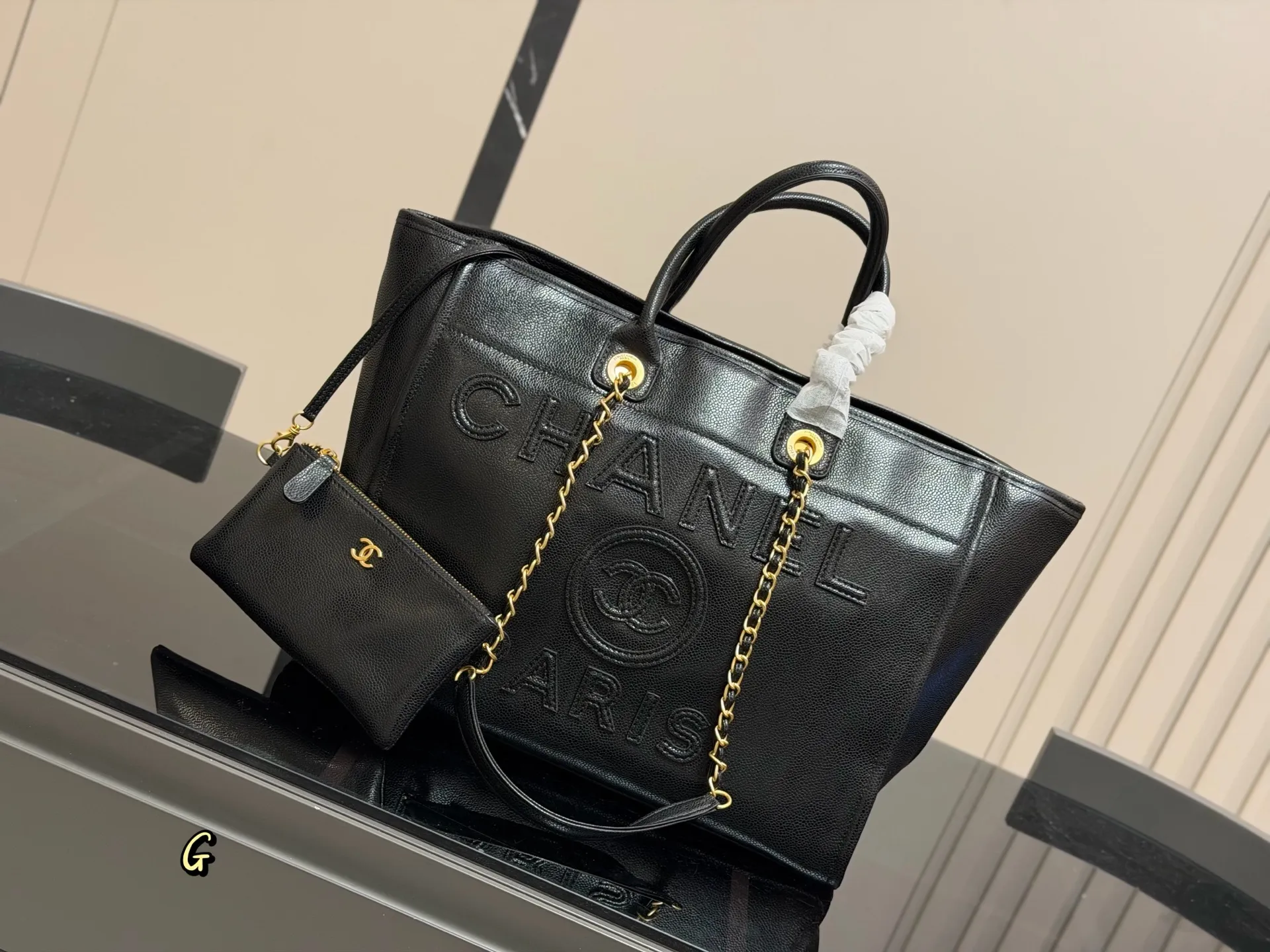 &yen;345 香奈儿CHANEL 鱼子酱沙滩链条⛓️包 大容量，日常短期出行背上这一个就足够了 慵懒风满满，上身上镜都非常好看 颜色复古又高级 人手必备款 尺寸:38.30cm