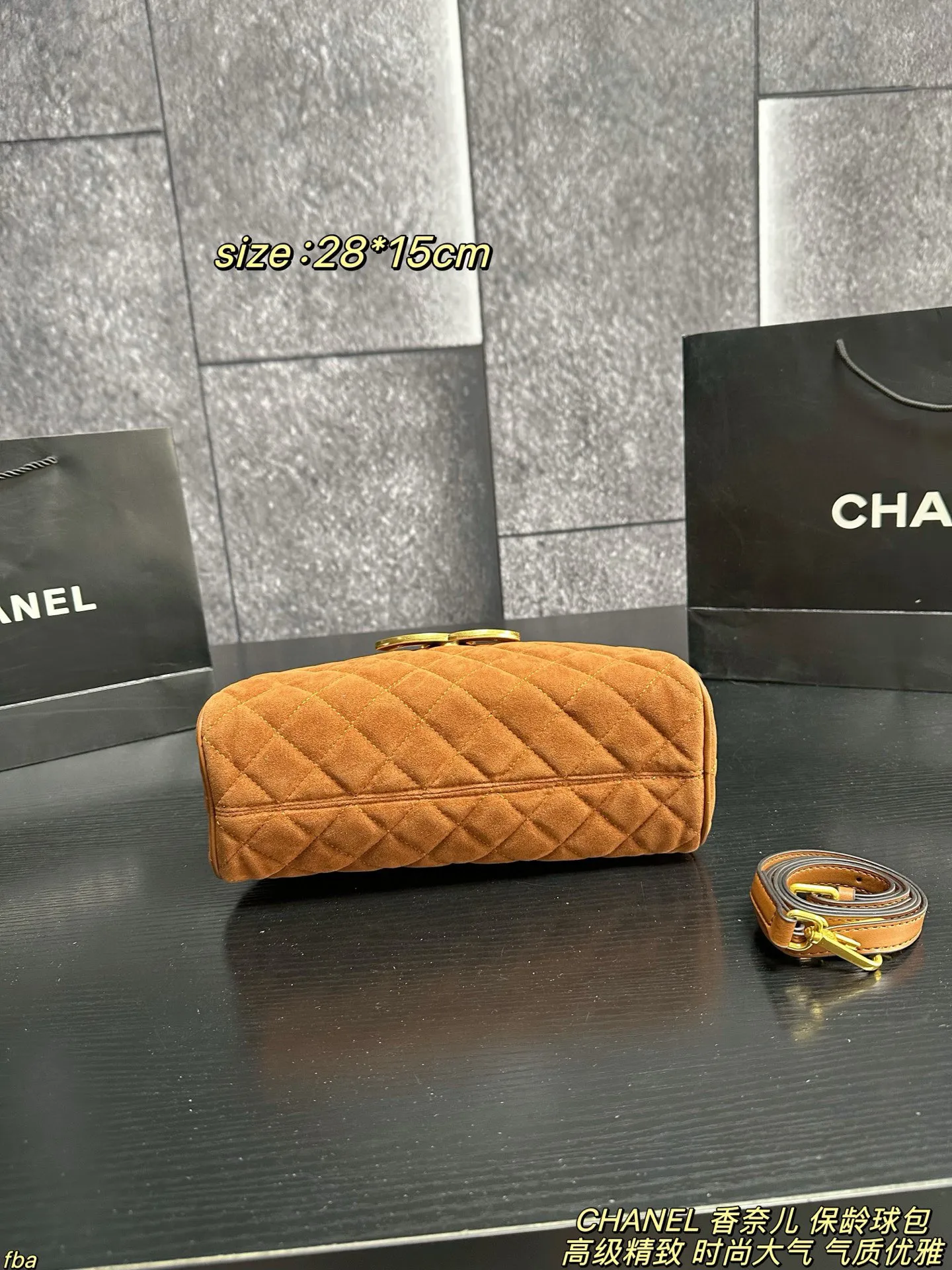 P160配盒 CHANEL 香奈儿 保龄球包 时髦典雅，直接封神，高级时尚，性价比超高，保龄球简约的包型，经典鱼子酱牛皮，极简包身设计，百搭的时尚单品！超多颜色材质可以选择，耐造的材质超够用的容量，但用起来几乎没什么自重！小姐姐们可以放心入手～ 尺寸：28*15cm