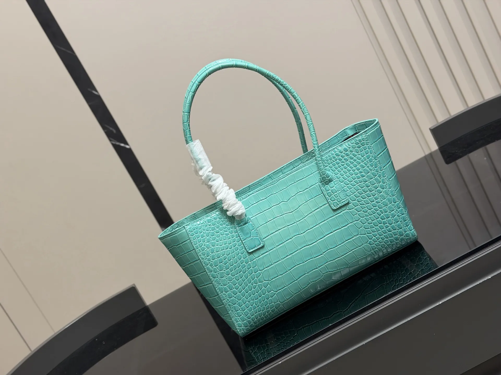 &yen;270 Chanel 香奈儿Cerf中古手提包 经典黑金配色＋荔枝纹牛皮，耐磨又有质感。正面双C金属Logo超有辨识度，内部多口袋＋可拆卸子袋，收纳力满分！通勤日常都很适合，手提or单肩背都OK，实用又百搭，是中古市场的热门款 尺寸:34.21cm