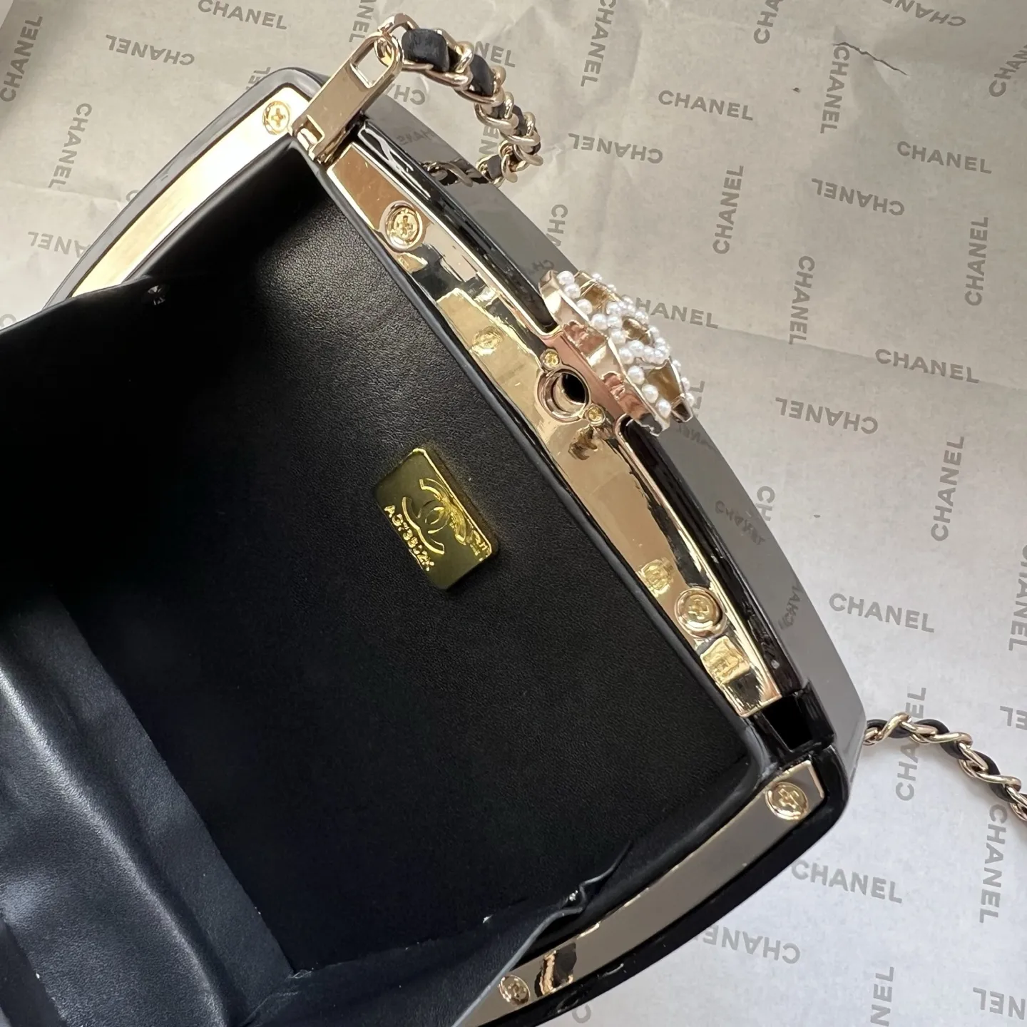 💰210包邮❗ 👑Chanel 25/26B眼影盒晚宴包.第一眼看到直接一整个爱住!影盒形状超别致、💕原单品质.包身质感拉满,一面是经典双C标志,一面是眼影盘设计,细节里全是高级感。不管是搭晚宴裙撑场面,还是配牛仔裤凹日常造型,它都能瞬间提升时尚度,背上你就是人群里最亮眼的焦点,精致感直接焊在身上!尺寸:13x13cm,款号:677