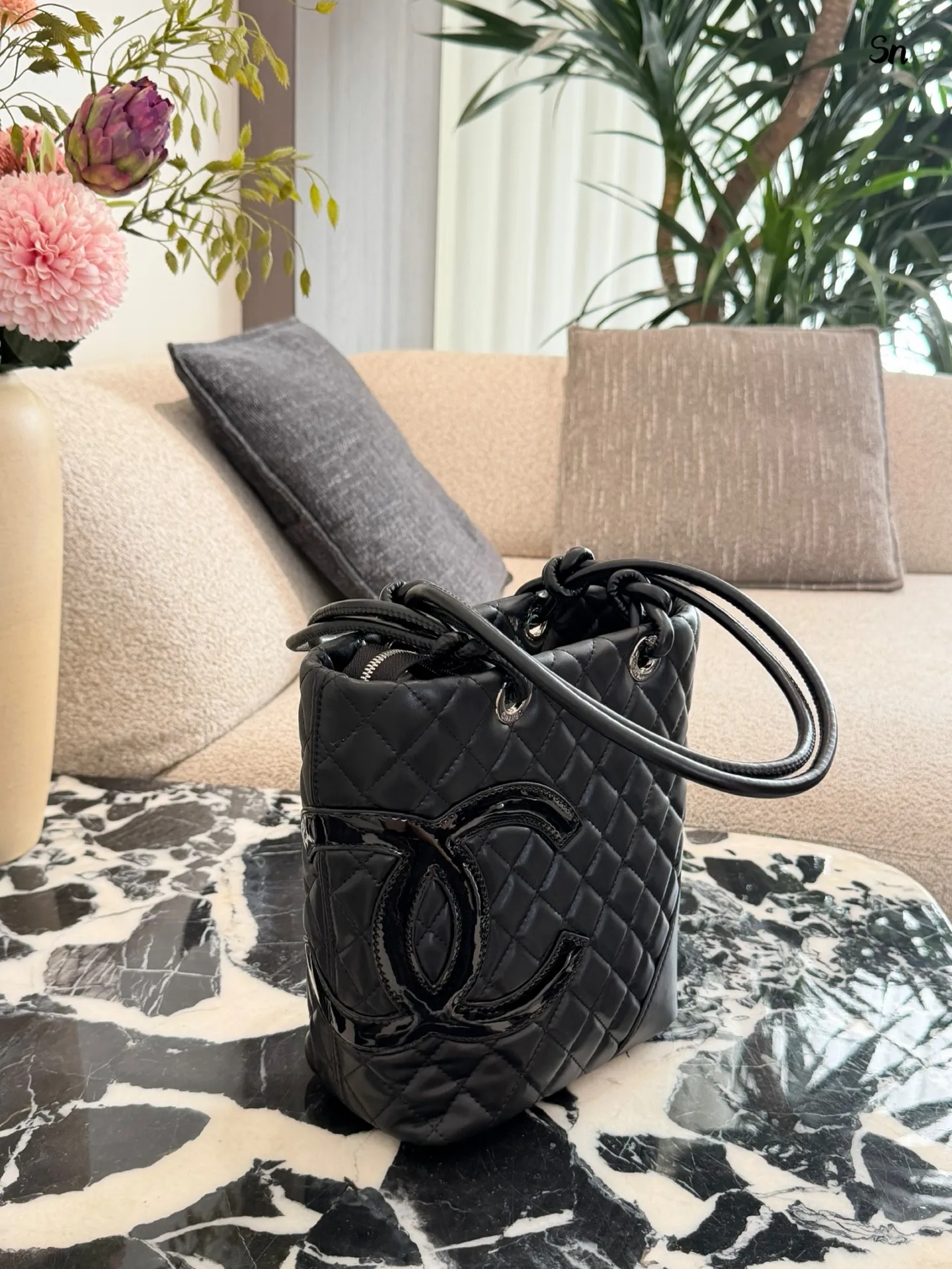 p190 Chanel康鹏菜篮子是我最好的拍照搭子 Soblack牛皮菜篮子松弛的时髦感 自重很轻便！又很能装 出门逛街拍照都很好靓 -20&times;25无盒