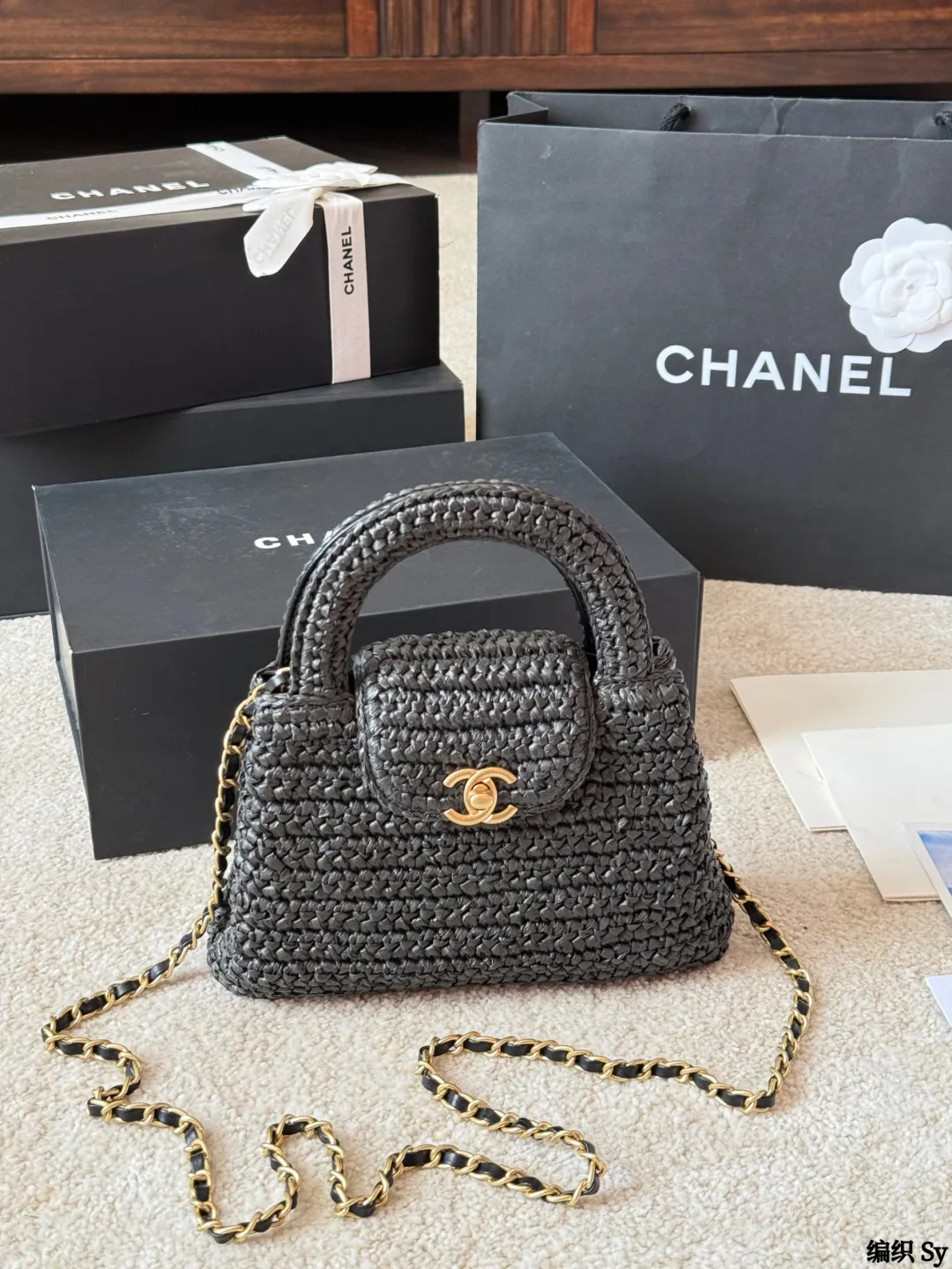 编织 p220 香奈儿chanel |Kelly迷你手袋 +香奈儿Kelly迷你手袋,经典菱格纹+金属链条,优雅又实用!优质牛皮,手感细腻耐用,灰色调超百搭,通勤约会都能轻松驾驭山 手提斜挎都OK,内部空间虽小但能装下手机、口红等日常小物。 Kelly系列自1963年诞生,是奢华与经典的象征,清冷高级,搭配浅色或中性风服饰,气质直接拉满 14x20x7cm约14x20x7cm