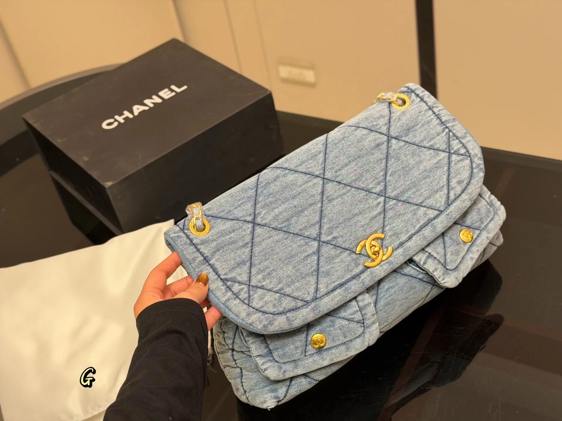 ¥245 Chanel香奈儿25K好美啊,蝴蝶结还是百看不腻, 链条装饰充满活力。又嫩又俏皮 感觉香香的每一款都是投资级艺术品, 入手即定格永恒摩登风格,开心 保值又时髦,随性还百搭, 有的实用能装,有的优雅高贵 尺寸:36.22cm