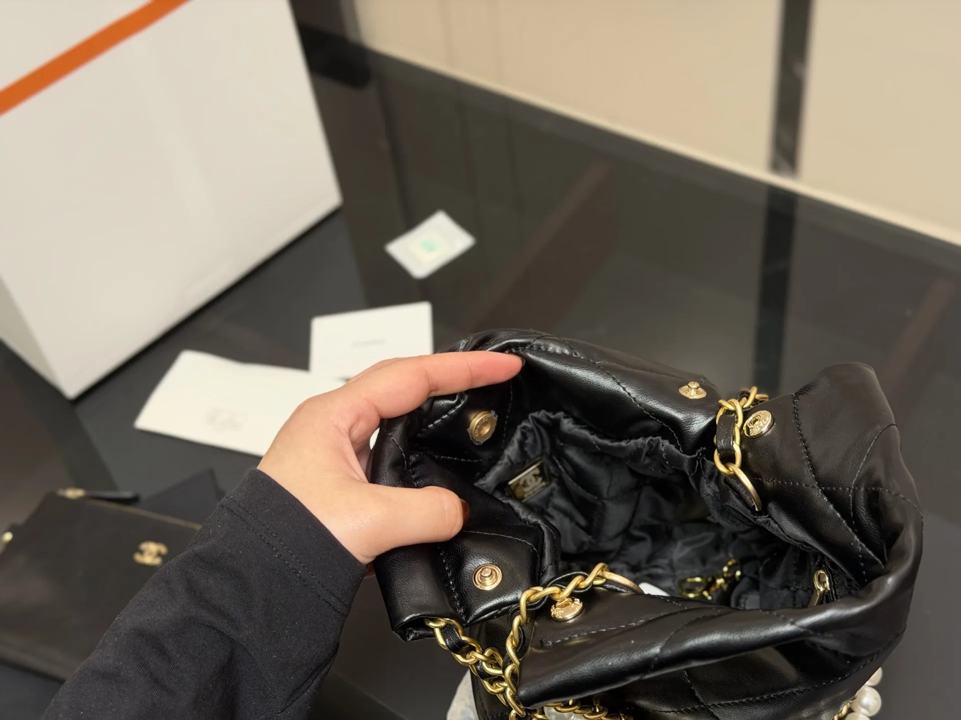 ¥180 配折叠盒飞机盒 size:20*20cm 香奈儿 迷你22bag 缩小版22bag显得格外的俏皮可爱, 依旧是小牛皮材质, 柔软而轻盈! 搜索🔍 垃圾袋 mini