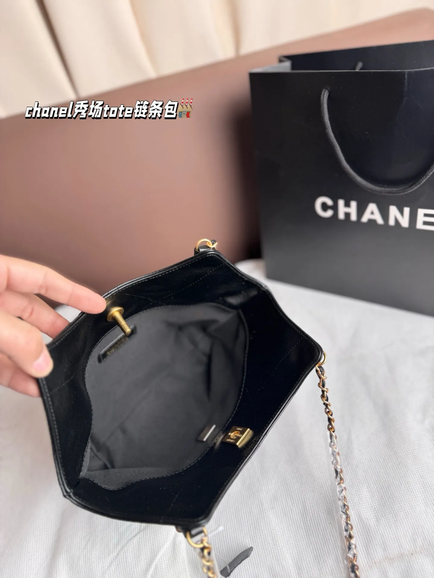 P215 香奈儿 chanel秀场tote新款🔥 秋冬tote包一如既往的备受瞩目👀 可以装下全世界的巨大容量 休闲软塌 背出随性风格 简约大菱格衬托整个包的大气凌然 出街最佳搭档 尺寸 18*18