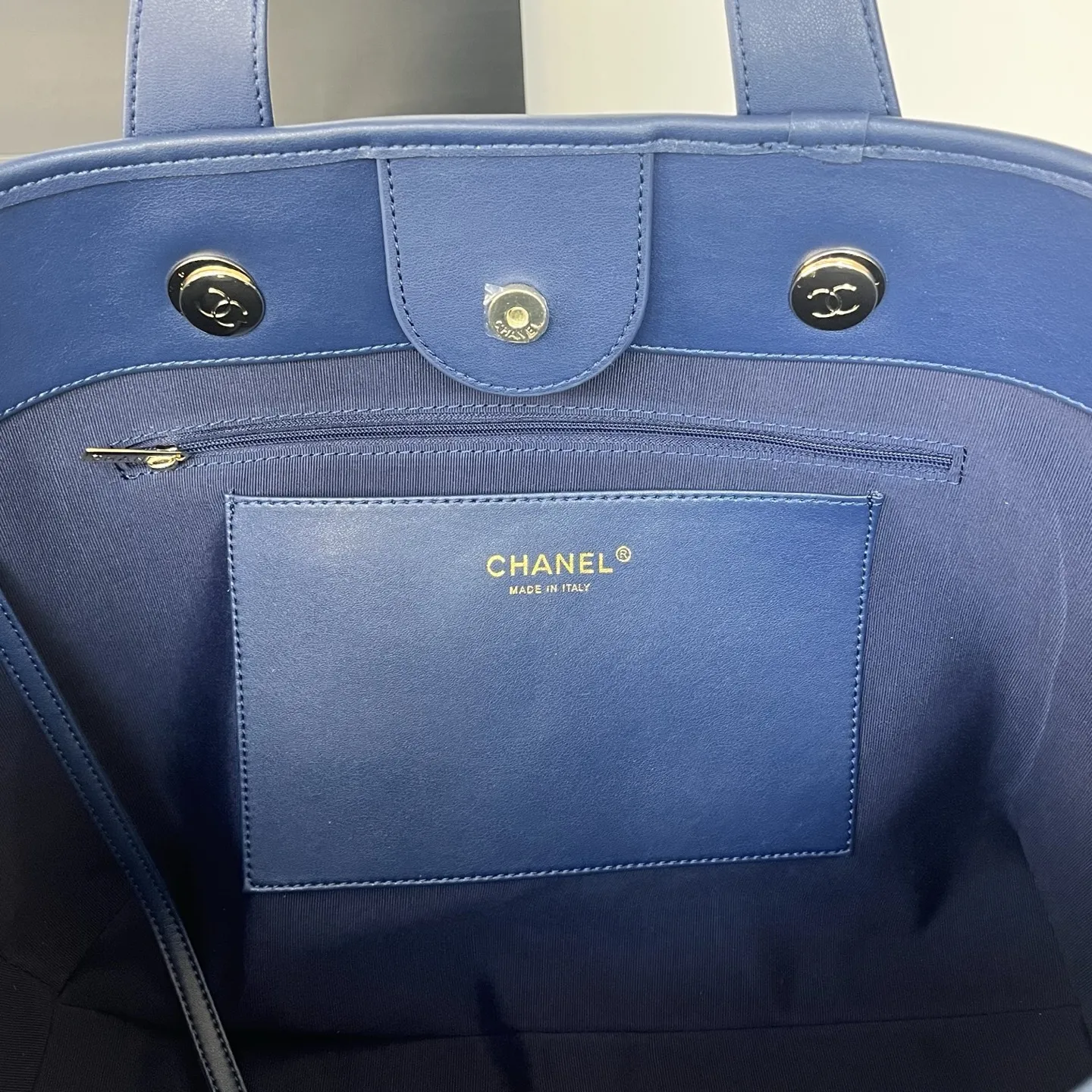 💰218包邮❗ OHANEL🚩🚩🚩𝟐𝟔𝐜 沙滩🏖️𝐭𝐨𝐭𝐞这款条纹菱格🐂牛仔帆布托特包 经典菱格纹 牛仔布拼皮革 ♨️休闲又不失优雅气质 金色双C标志超有辨识度 沙滩包设计方便开合 容量大 通勤or短途旅行🧳都很OK 牛仔布耐磨易打理 随便搭配休闲或正式穿搭🏖️都很出彩 实用又有设计感! 尺寸𝟐𝟔*𝟒𝟒*𝟏𝟑𝐜𝐦 材质:条纹帆布 款号:80017 ❌不退不换慎重下单❌