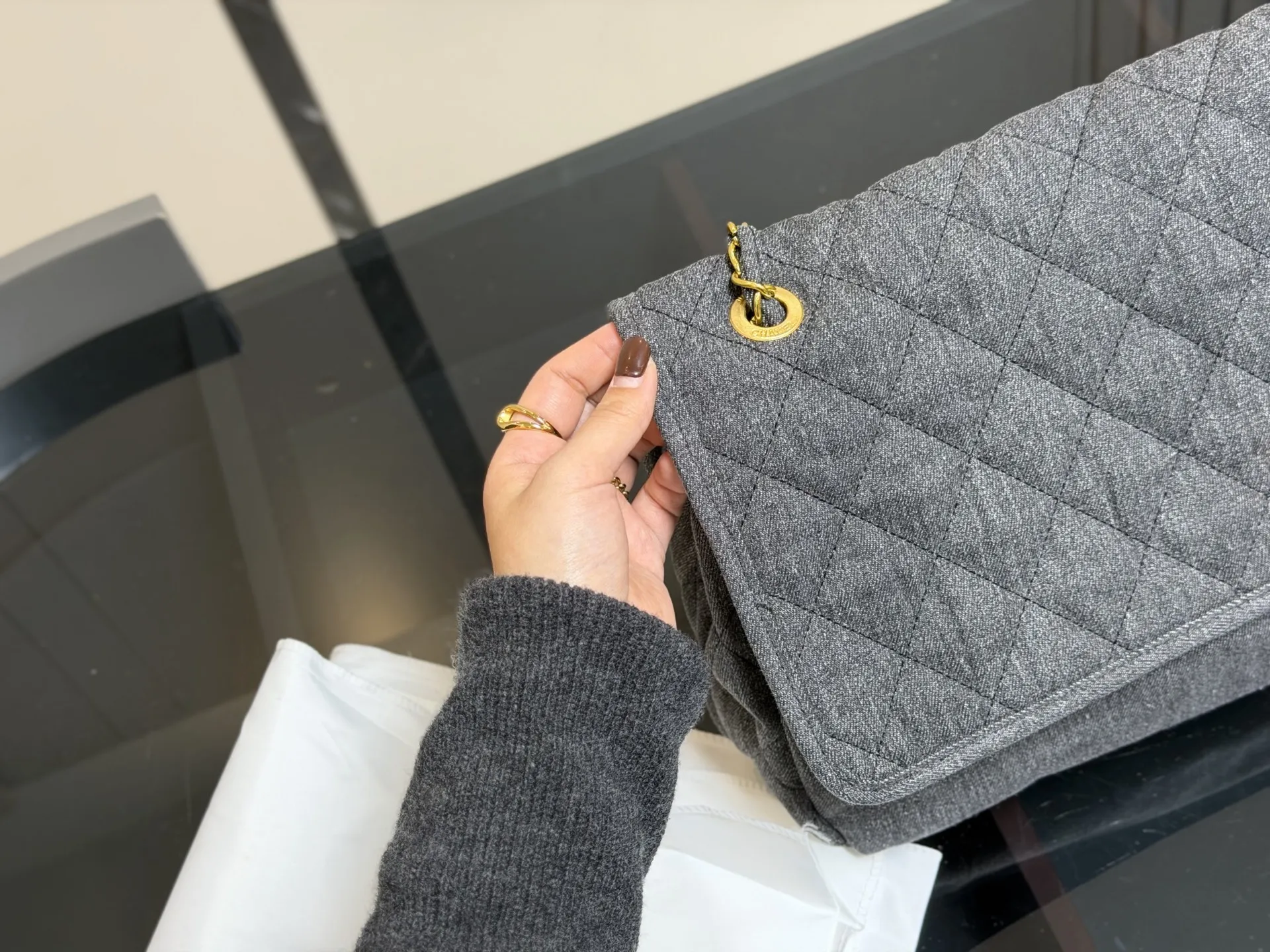 ¥190 香奈儿旅行袋 Chanel中古. 复古穿搭 牛仔系的搭配很适合 复古氛围感瞬间拉满 机场包40.25cm