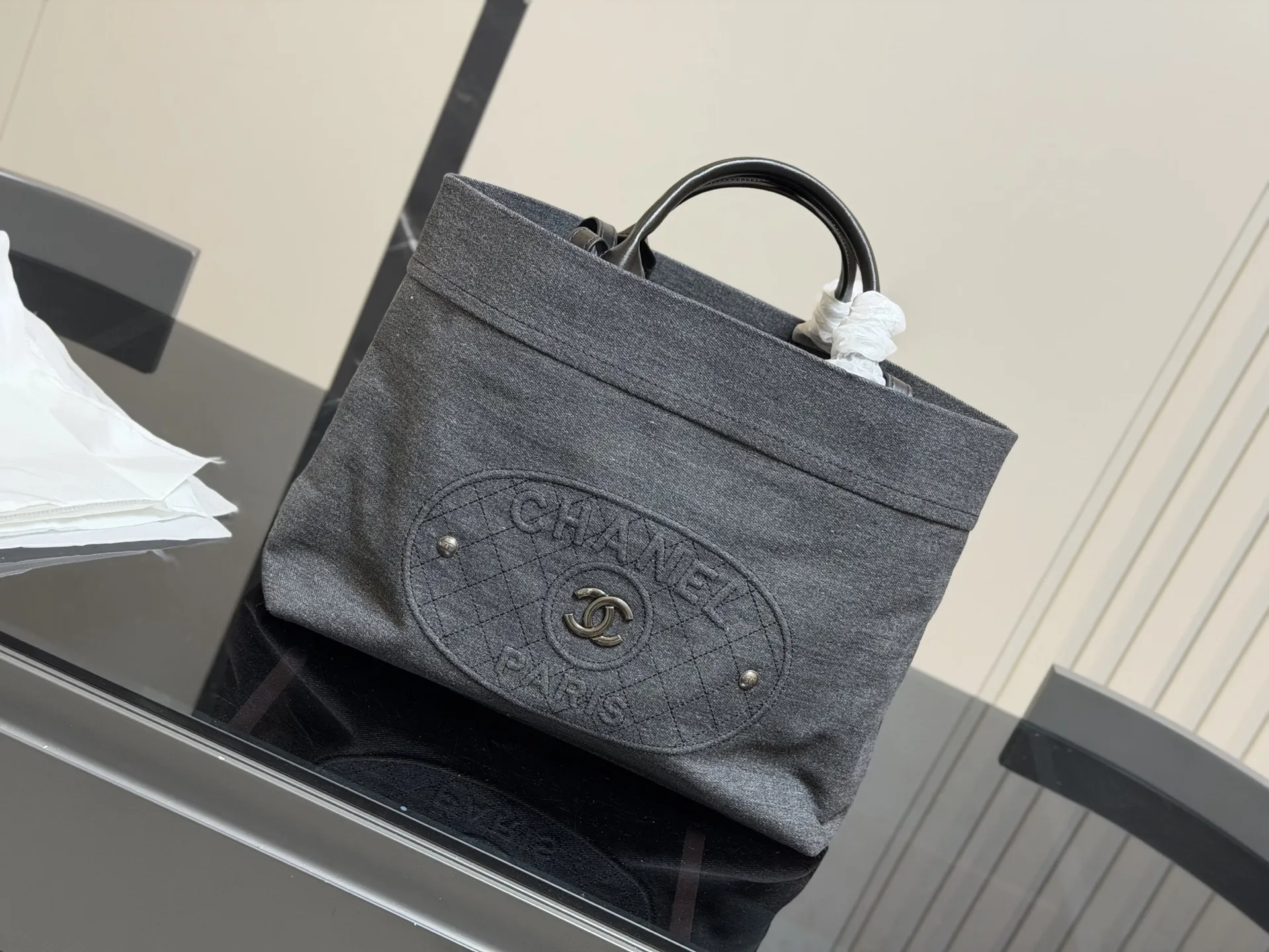 ¥180 尺寸:36.28cm 香奈儿 牛仔沙滩包🏖️ 安排!安排! 今年出的这个沙滩包可太好看了! 水洗做旧款更加有高级感