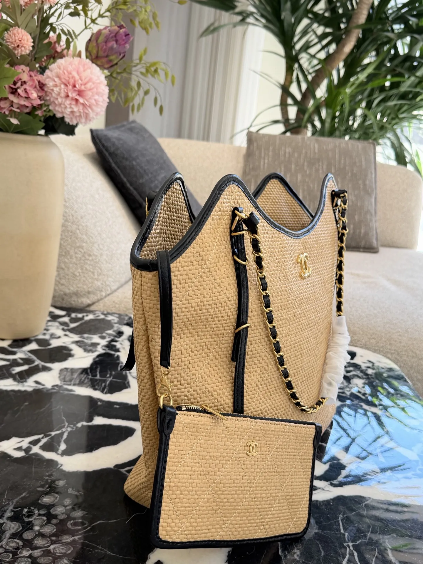 p220 香奈儿26C拉菲草编织托特包​​ 🌾香奈儿26C早春度假系列拉菲草编织托特包，天然拉菲草+黑色皮革滚边，金色双C标志超有辨识度✨。链条肩带+白色编织装饰，细节满分！小号尺寸，轻盈又实用，通勤、度假都能轻松驾驭。灵感来自夏日度假风，搭配清新或休闲穿搭，氛围感直接拉满～👜30cm无盒