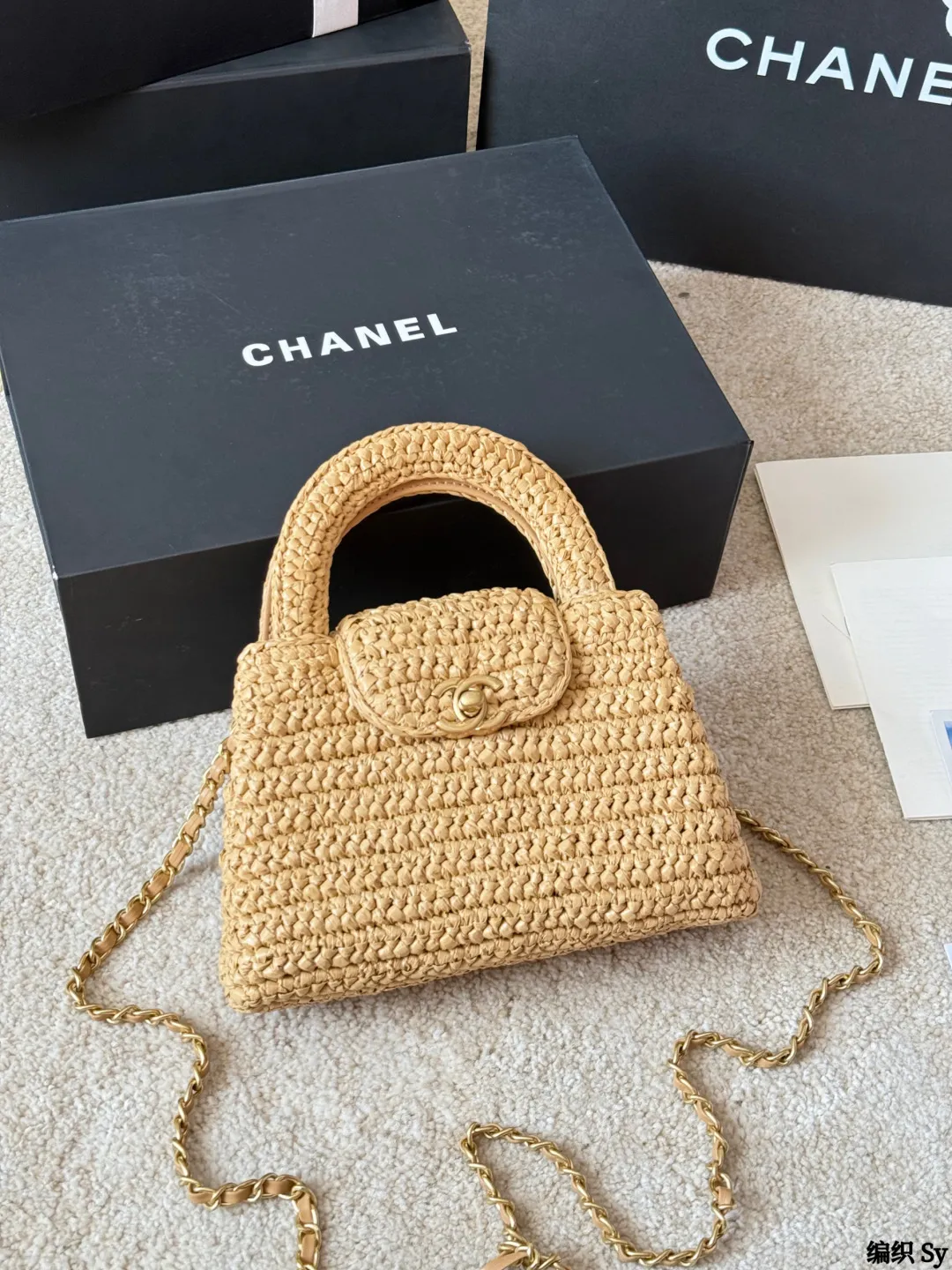 编织 p220 香奈儿chanel ｜Kelly迷你手袋 +香奈儿Kelly迷你手袋，经典菱格纹+金属链条，优雅又实用！优质牛皮，手感细腻耐用，灰色调超百搭，通勤约会都能轻松驾驭山 手提斜挎都OK，内部空间虽小但能装下手机、口红等日常小物。 Kelly系列自1963年诞生，是奢华与经典的象征，清冷高级，搭配浅色或中性风服饰，气质直接拉满 14x20x7cm约14x20x7cm