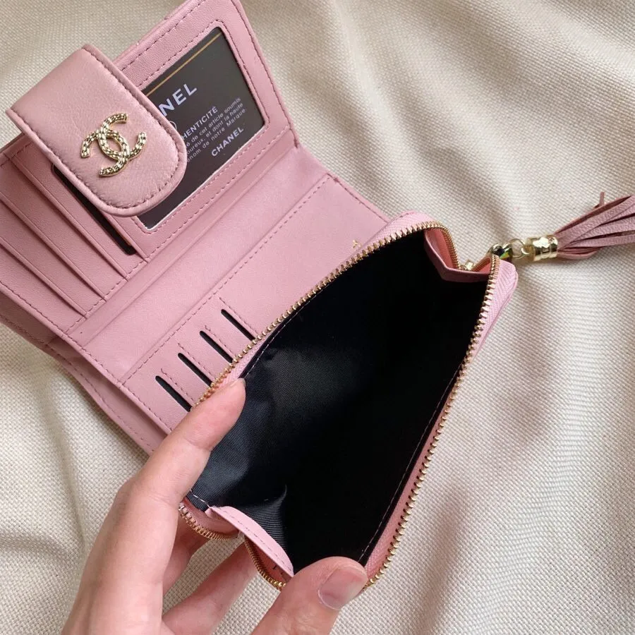 P100🎀香奈儿 12001🎀颜色 黑色 粉色 🎀尺寸 15x10🎀香奈儿专柜最新款火爆登场!采用头层小羊皮,做工精致, 媲美专柜!多功能小钱包,内隔丰富,超级实用!