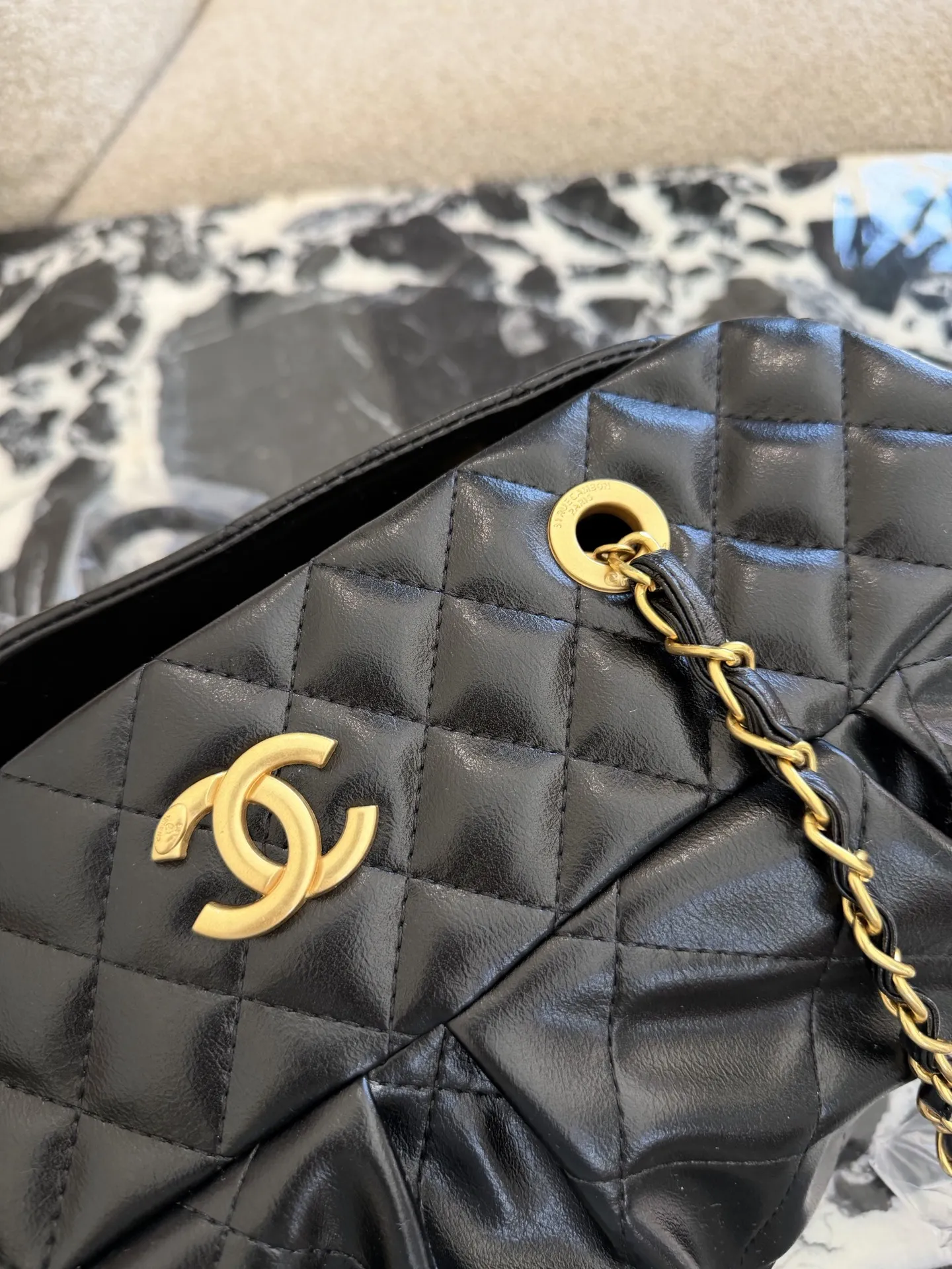 p230 香奈儿黑金保龄球包 🖤香奈儿黑金保龄球包,经典菱格纹+黑色牛皮,金色双C Logo超有辨识度✨。皮穿链条肩带,舒适又时髦,拉链开合更安全。尺寸约32×19cm,容量大,通勤出行都OK!复古优雅风,实用又百搭,是香奈儿热门款,公价约3万,二手价随成色和配件浮动哦~无盒