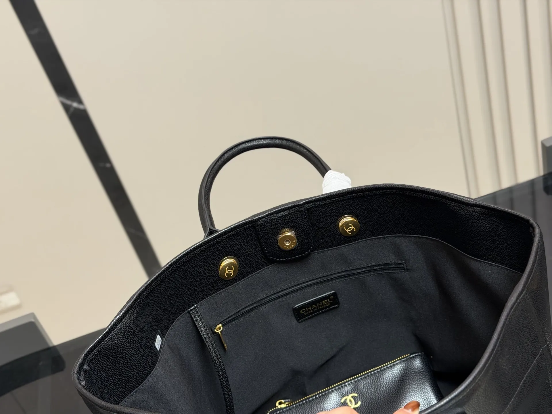 ¥345 香奈儿CHANEL 鱼子酱沙滩链条⛓️包 大容量,日常短期出行背上这一个就足够了 慵懒风满满,上身上镜都非常好看 颜色复古又高级 人手必备款 尺寸:38.30cm