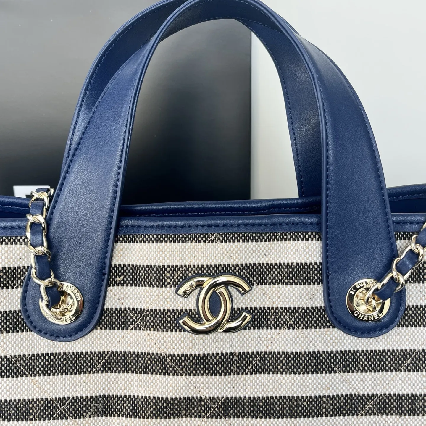 💰218包邮❗ OHANEL🚩🚩🚩𝟐𝟔𝐜 沙滩🏖️𝐭𝐨𝐭𝐞这款条纹菱格🐂牛仔帆布托特包 经典菱格纹 牛仔布拼皮革 ♨️休闲又不失优雅气质 金色双C标志超有辨识度 沙滩包设计方便开合 容量大 通勤or短途旅行🧳都很OK 牛仔布耐磨易打理 随便搭配休闲或正式穿搭🏖️都很出彩 实用又有设计感! 尺寸𝟐𝟔*𝟒𝟒*𝟏𝟑𝐜𝐦 材质:条纹帆布 款号:80017 ❌不退不换慎重下单❌