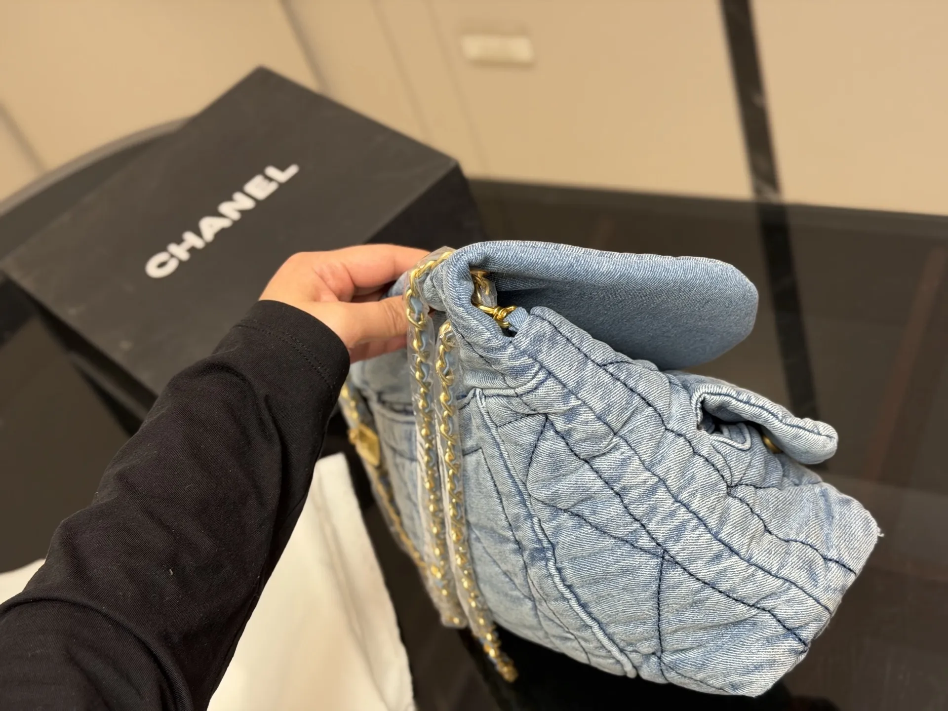 ¥245 Chanel香奈儿25K好美啊,蝴蝶结还是百看不腻, 链条装饰充满活力。又嫩又俏皮 感觉香香的每一款都是投资级艺术品, 入手即定格永恒摩登风格,开心 保值又时髦,随性还百搭, 有的实用能装,有的优雅高贵 尺寸:36.22cm