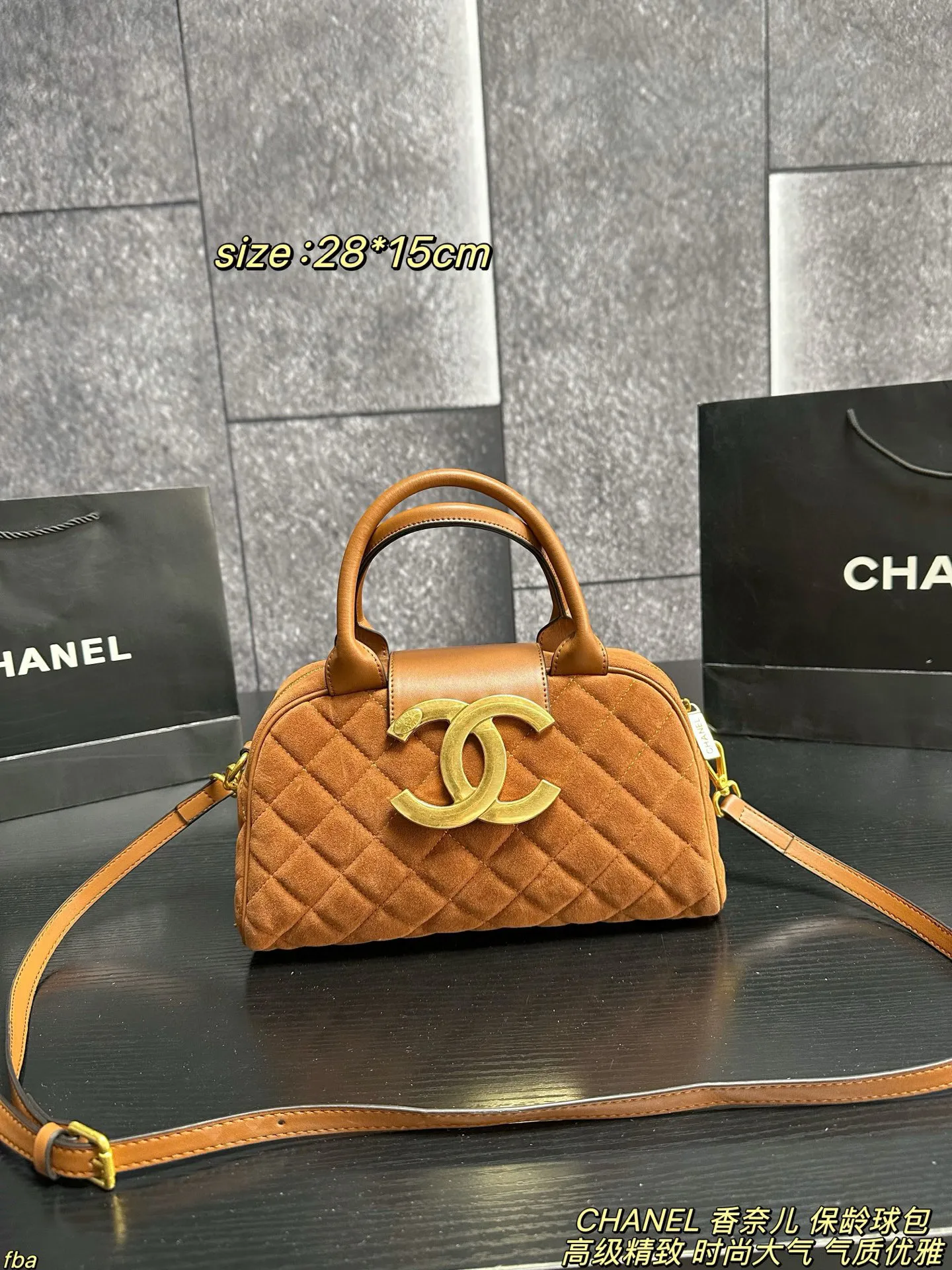 P160配盒 CHANEL 香奈儿 保龄球包 时髦典雅，直接封神，高级时尚，性价比超高，保龄球简约的包型，经典鱼子酱牛皮，极简包身设计，百搭的时尚单品！超多颜色材质可以选择，耐造的材质超够用的容量，但用起来几乎没什么自重！小姐姐们可以放心入手～ 尺寸：28*15cm
