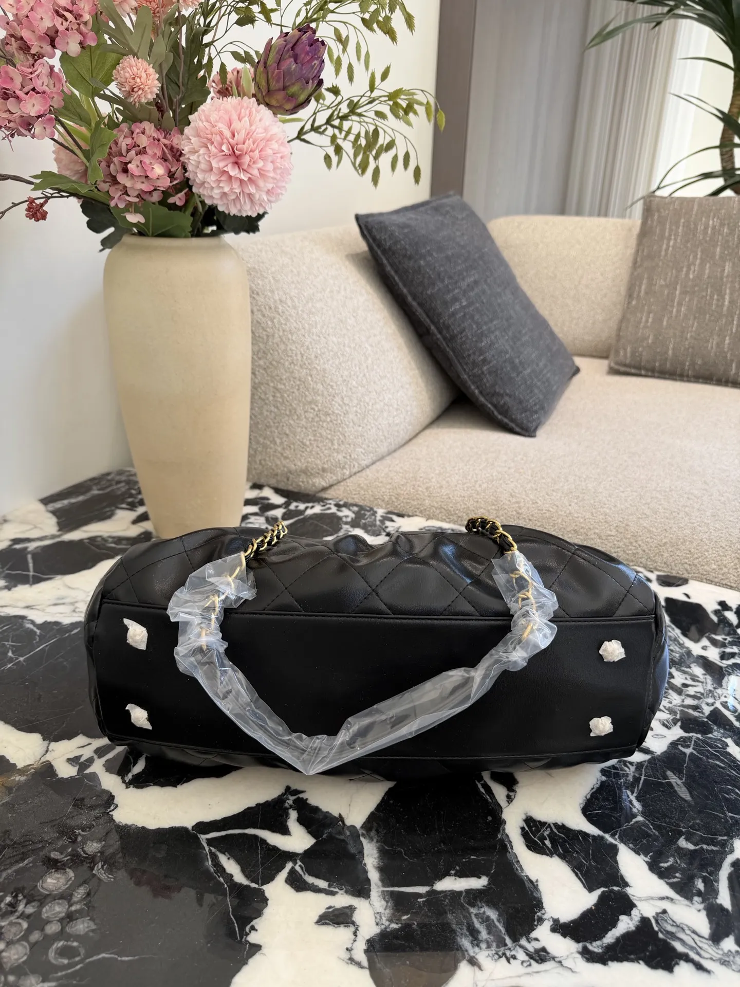 p230 香奈儿黑金保龄球包 🖤香奈儿黑金保龄球包,经典菱格纹+黑色牛皮,金色双C Logo超有辨识度✨。皮穿链条肩带,舒适又时髦,拉链开合更安全。尺寸约32×19cm,容量大,通勤出行都OK!复古优雅风,实用又百搭,是香奈儿热门款,公价约3万,二手价随成色和配件浮动哦~无盒