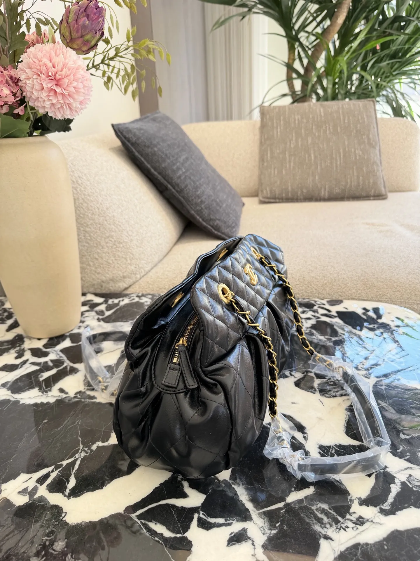 p230 香奈儿黑金保龄球包 🖤香奈儿黑金保龄球包,经典菱格纹+黑色牛皮,金色双C Logo超有辨识度✨。皮穿链条肩带,舒适又时髦,拉链开合更安全。尺寸约32×19cm,容量大,通勤出行都OK!复古优雅风,实用又百搭,是香奈儿热门款,公价约3万,二手价随成色和配件浮动哦~无盒