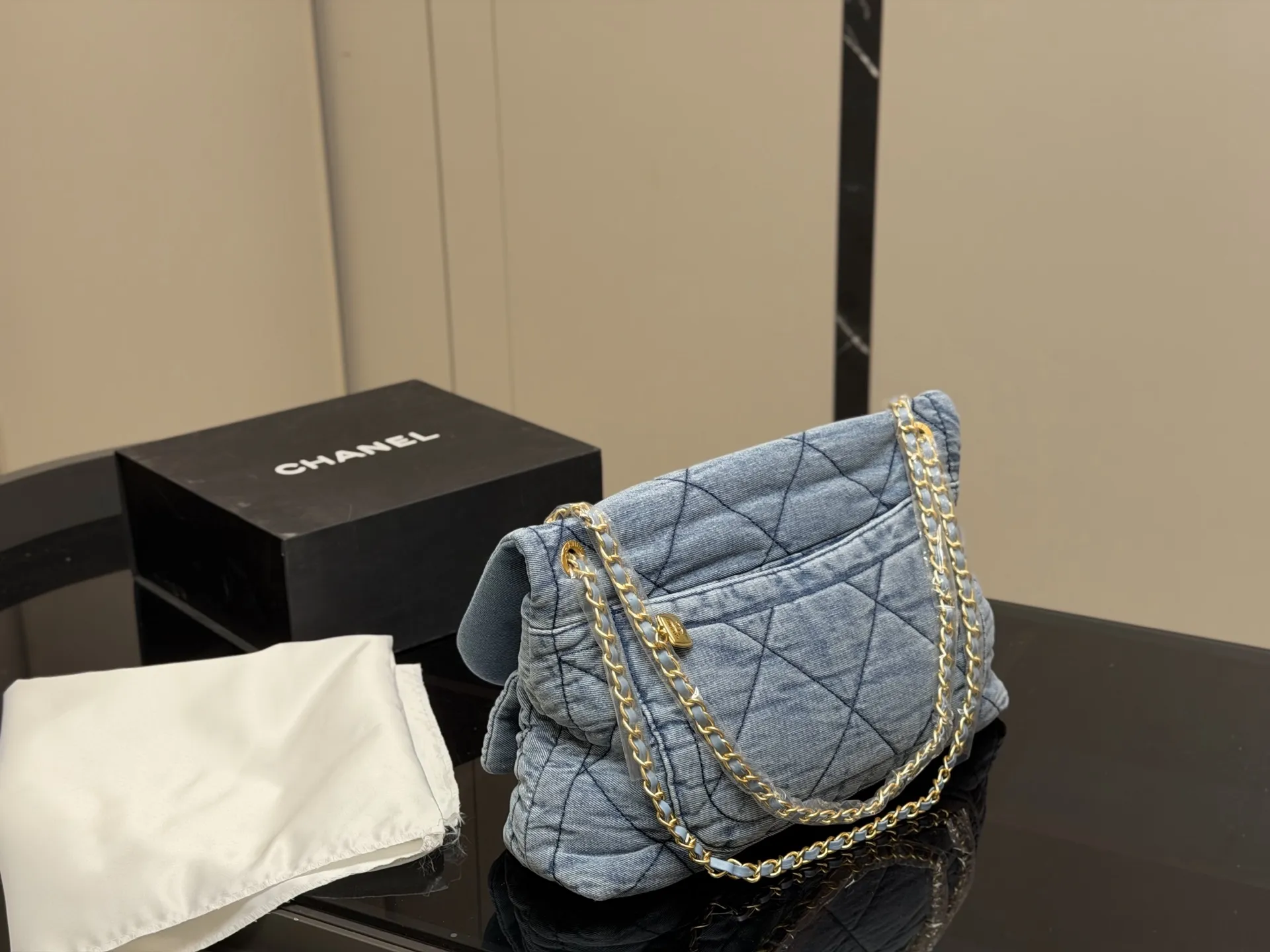 ¥245 Chanel香奈儿25K好美啊,蝴蝶结还是百看不腻, 链条装饰充满活力。又嫩又俏皮 感觉香香的每一款都是投资级艺术品, 入手即定格永恒摩登风格,开心 保值又时髦,随性还百搭, 有的实用能装,有的优雅高贵 尺寸:36.22cm