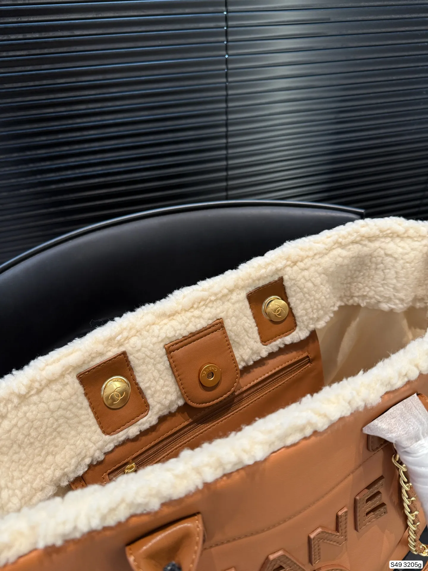 P295 纯皮羊羔毛香奈儿沙滩 不论日常出游或是假日逛街,出镜率超高的包款总让人联想到温暖的季节和愜意海滩时光。质地清新自然,为结构感鲜明的包款注入优雅精髓。尺寸:40 30 货号3205