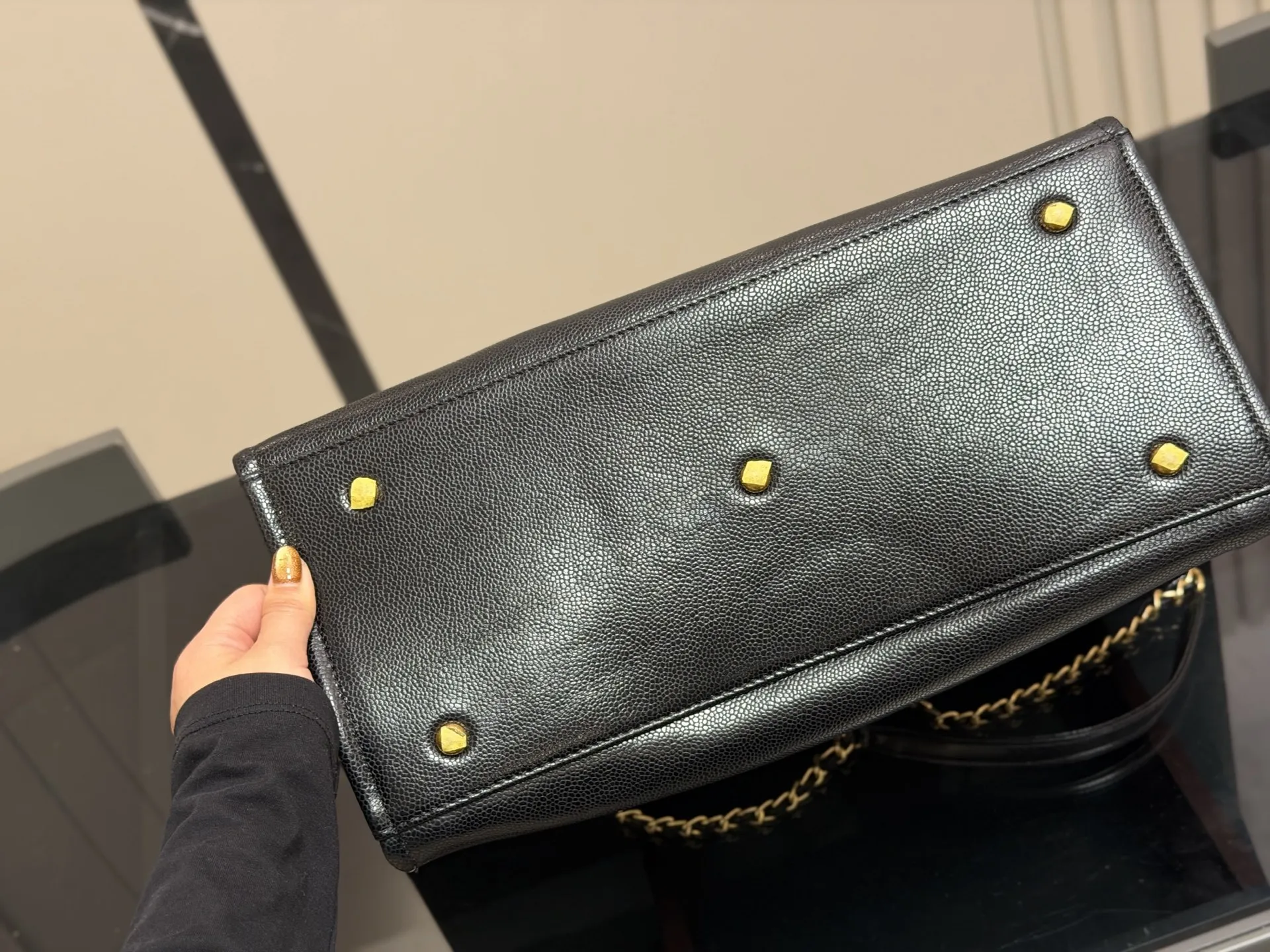 &yen;345 香奈儿CHANEL 鱼子酱沙滩链条⛓️包 大容量，日常短期出行背上这一个就足够了 慵懒风满满，上身上镜都非常好看 颜色复古又高级 人手必备款 尺寸:38.30cm