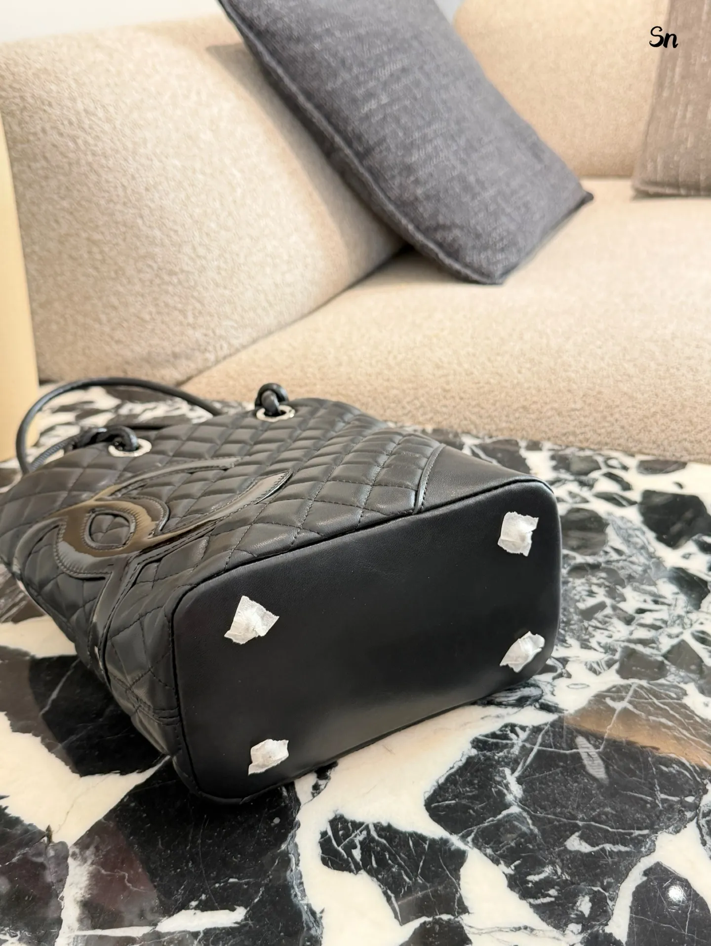 p190 Chanel康鹏菜篮子是我最好的拍照搭子 Soblack牛皮菜篮子松弛的时髦感 自重很轻便!又很能装 出门逛街拍照都很好靓 -20×25无盒