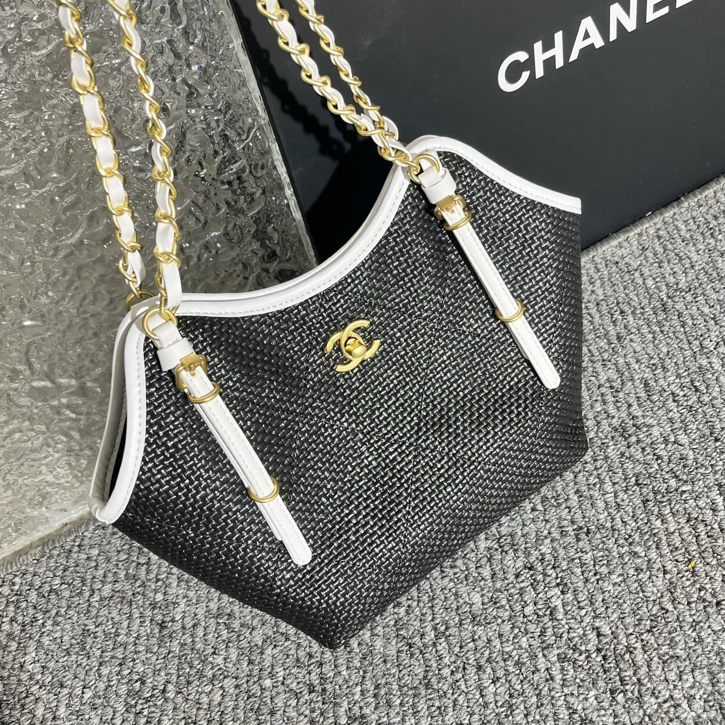 💰180包邮❗ Chanel🧩26C早春系列 嬉皮包 mini tote💦采用进口小牛皮配草编➕复古金属五金 皮质柔软 耐用性更高更显利落的精致感 可斜挎链条⛓️它让链条长度能适配不同背法 日常搭配自然垂在胯侧 上身效果 更显经得起时光的松弛感 尺寸: 30-20-6cm 款号：80014 材质：草编 ❌不退不换慎重下单❌