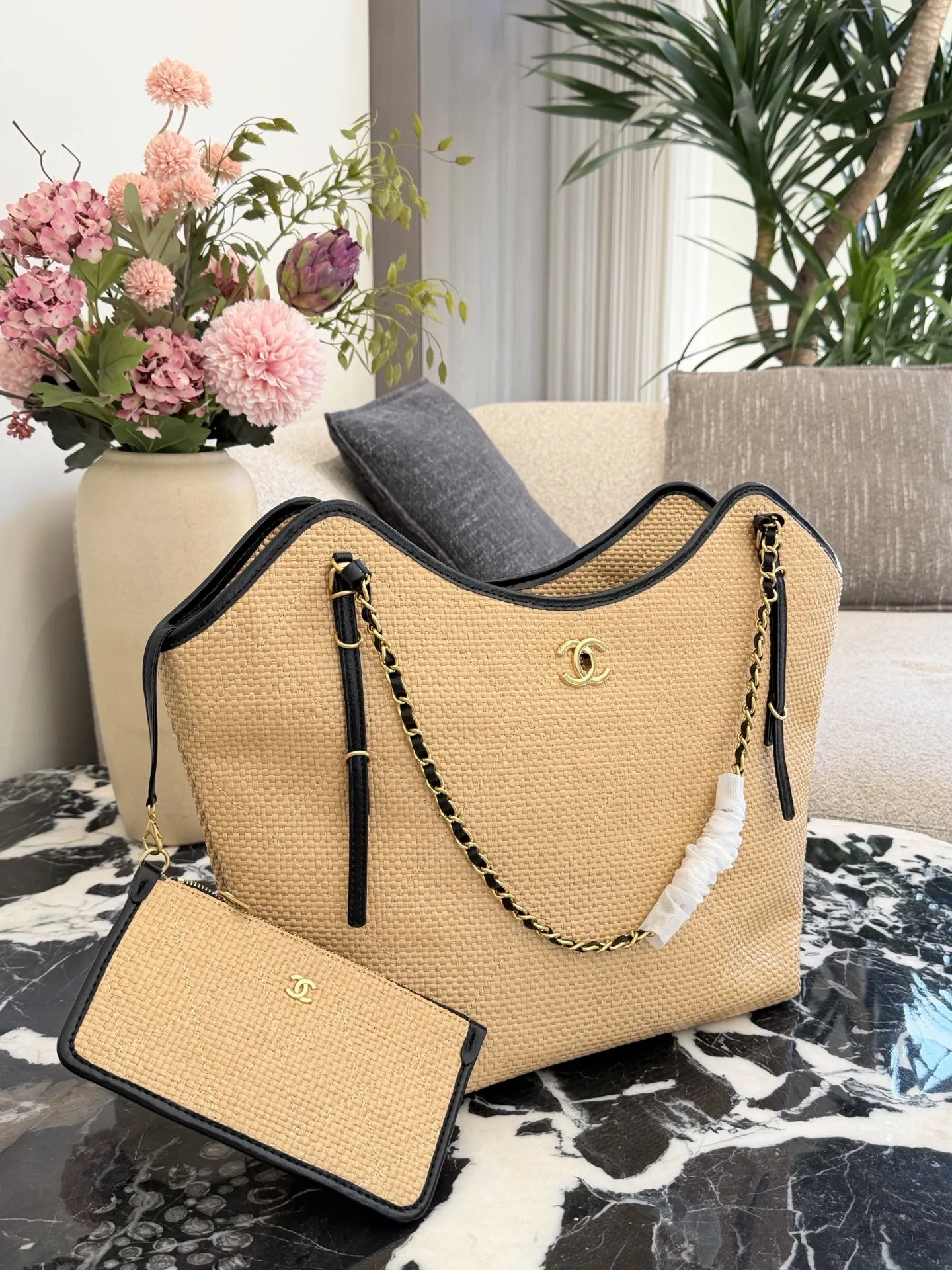 p220 香奈儿26C拉菲草编织托特包 🌾香奈儿26C早春度假系列拉菲草编织托特包,天然拉菲草+黑色皮革滚边,金色双C标志超有辨识度✨。链条肩带+白色编织装饰,细节满分!小号尺寸,轻盈又实用,通勤、度假都能轻松驾驭。灵感来自夏日度假风,搭配清新或休闲穿搭,氛围感直接拉满~👜30cm无盒