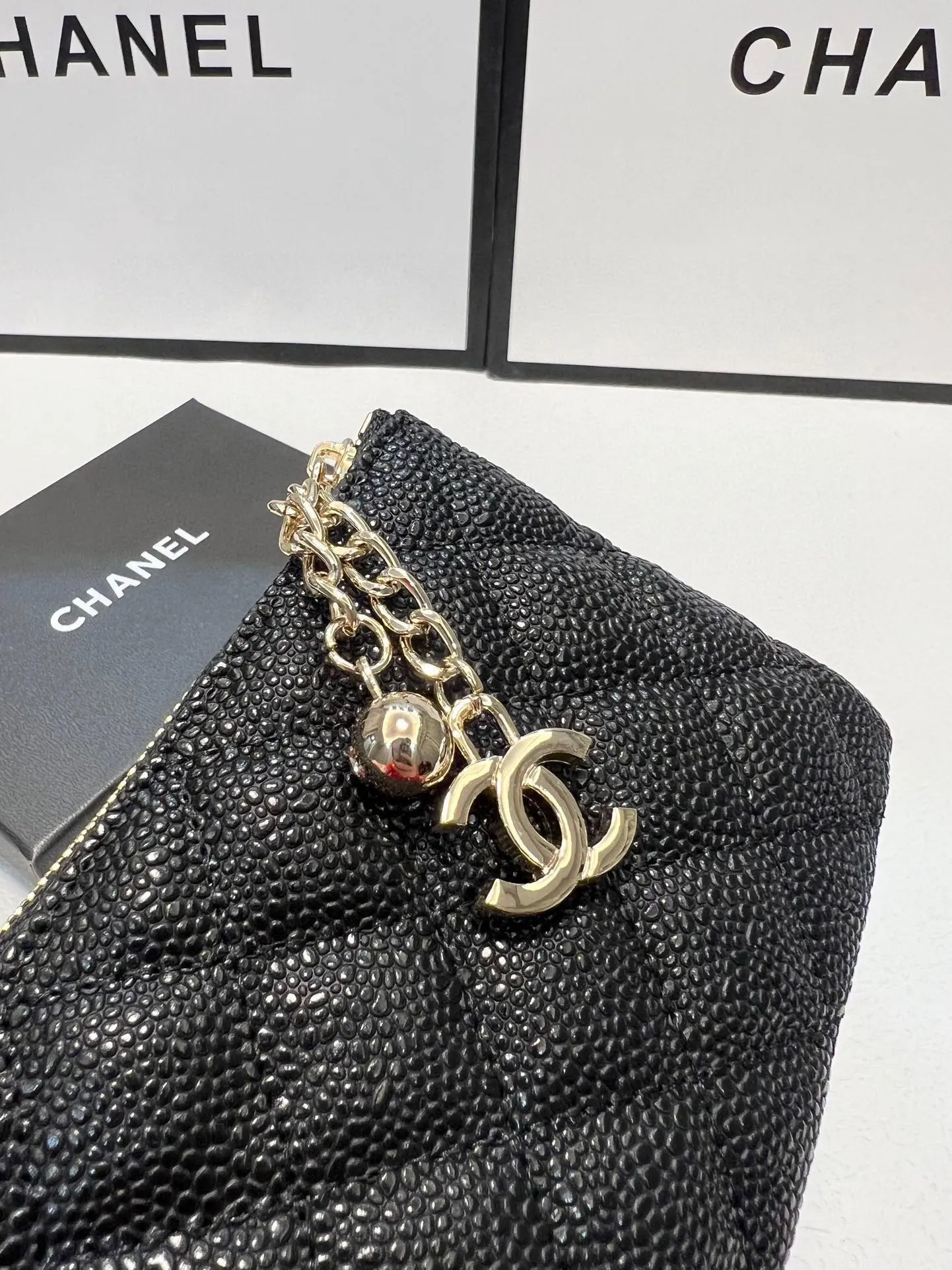 P65🎀🎀颜色 黑🎀尺寸 14.5x9🎀香奈儿鱼子酱牛皮🐑零钱包👍里外全皮🔥经典搭配,时尚百搭