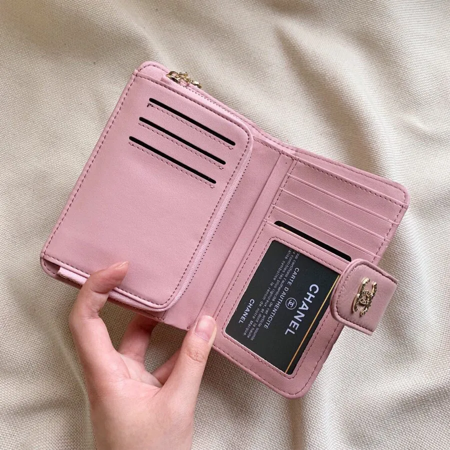 P100🎀香奈儿 12001🎀颜色 黑色 粉色 🎀尺寸 15x10🎀香奈儿专柜最新款火爆登场！采用头层小羊皮，做工精致， 媲美专柜！多功能小钱包，内隔丰富，超级实用！