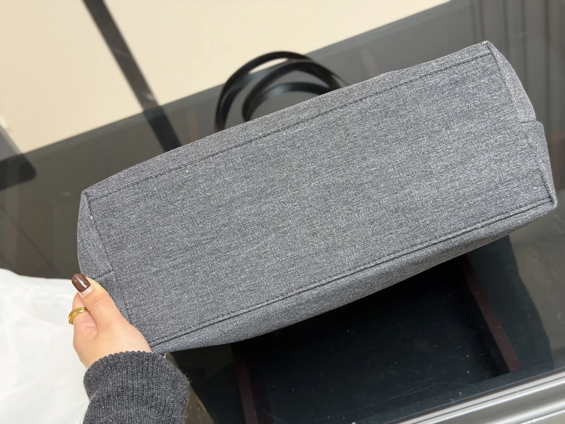 ¥180 尺寸:36.28cm 香奈儿 牛仔沙滩包🏖️ 安排!安排! 今年出的这个沙滩包可太好看了! 水洗做旧款更加有高级感