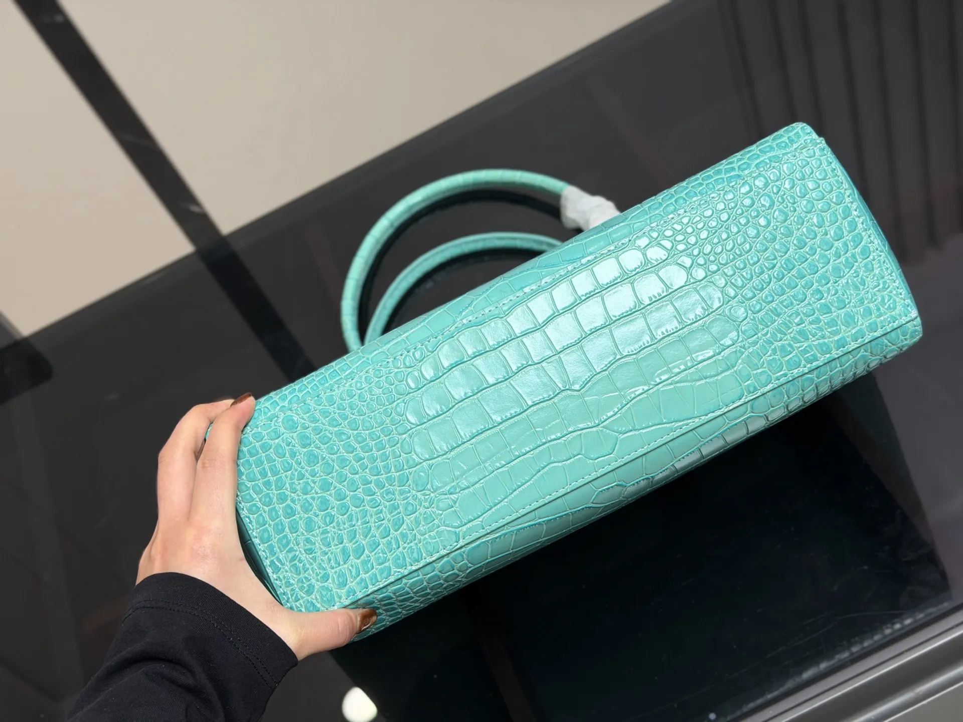 ¥270 Chanel 香奈儿Cerf中古手提包 经典黑金配色+荔枝纹牛皮,耐磨又有质感。正面双C金属Logo超有辨识度,内部多口袋+可拆卸子袋,收纳力满分!通勤日常都很适合,手提or单肩背都OK,实用又百搭,是中古市场的热门款 尺寸:34.21cm