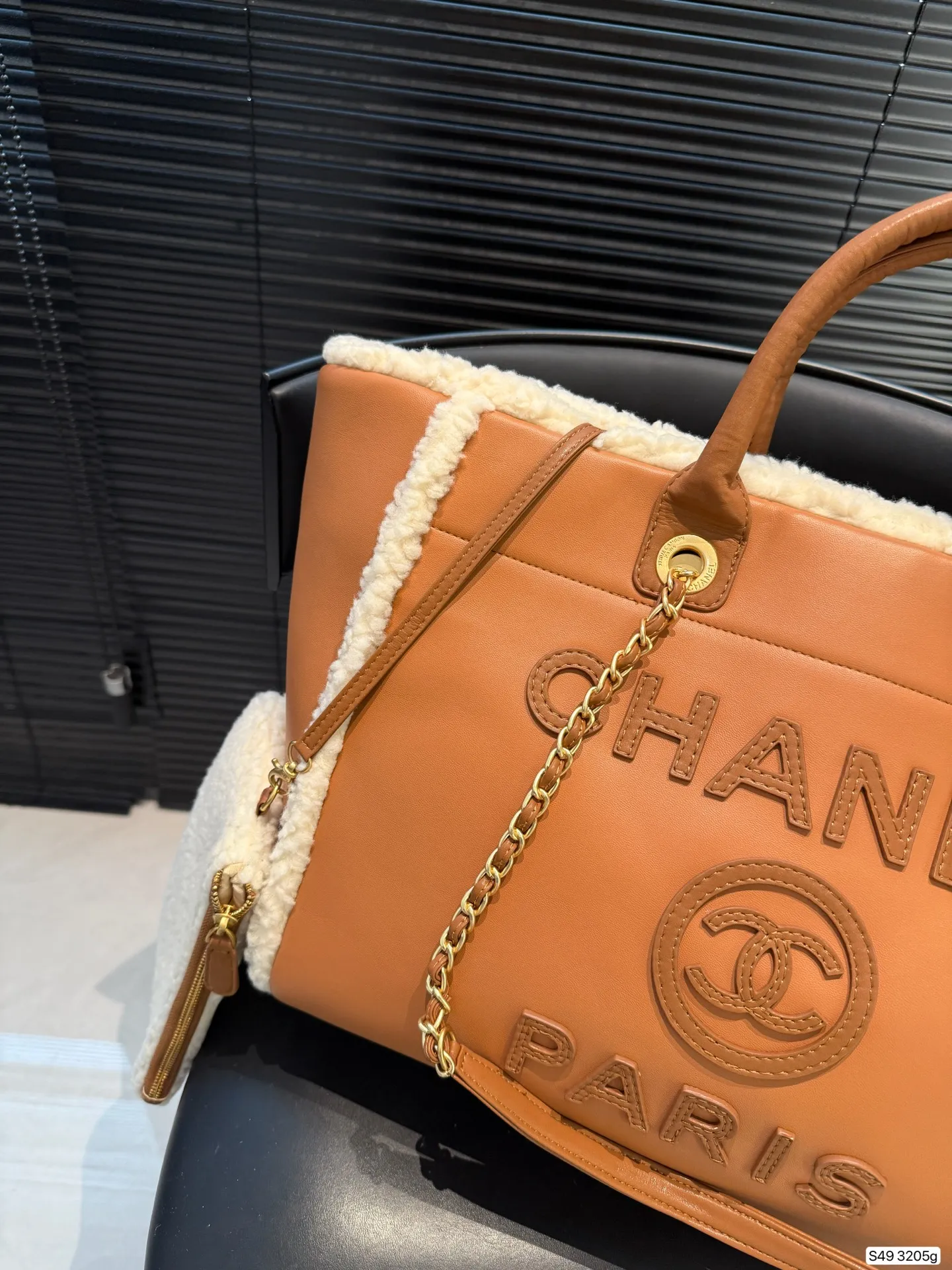 P295 纯皮羊羔毛香奈儿沙滩 不论日常出游或是假日逛街，出镜率超高的包款总让人联想到温暖的季节和愜意海滩时光。质地清新自然，为结构感鲜明的包款注入优雅精髓。尺寸：40 30 货号3205