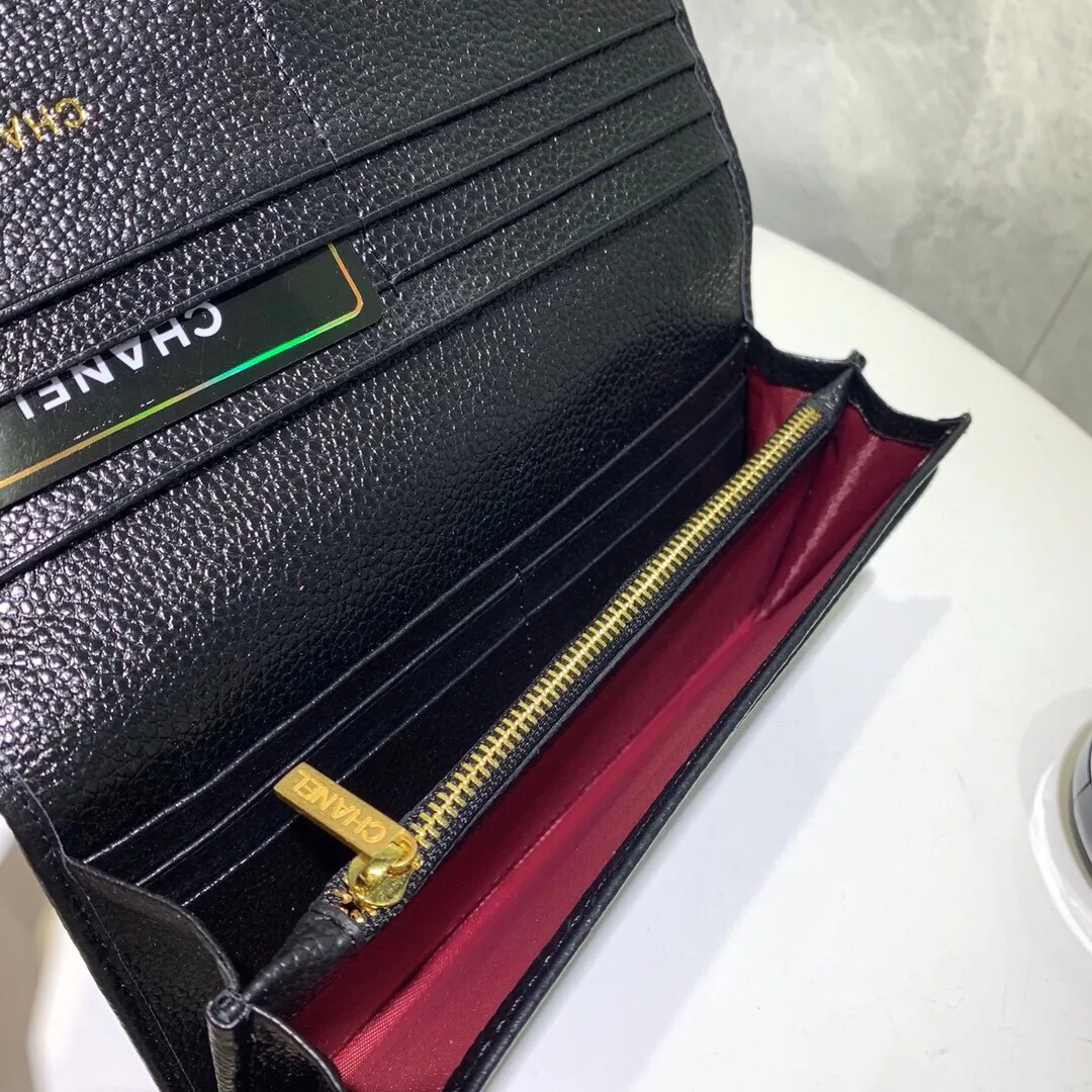 P100🎀🎀颜色 黑🎀尺寸 19x10🎀香奈儿爆款牛皮两折钱包🔥款式经典做工精细耐磨耐用手感极佳❤️