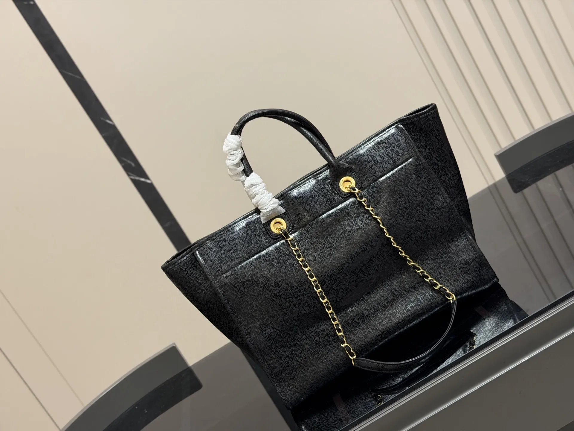 &yen;345 香奈儿CHANEL 鱼子酱沙滩链条⛓️包 大容量，日常短期出行背上这一个就足够了 慵懒风满满，上身上镜都非常好看 颜色复古又高级 人手必备款 尺寸:38.30cm