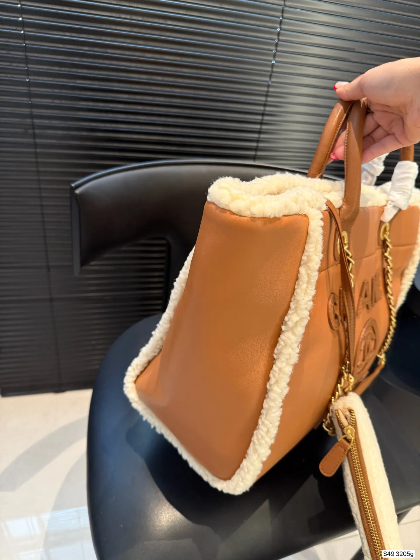 P295 纯皮羊羔毛香奈儿沙滩 不论日常出游或是假日逛街,出镜率超高的包款总让人联想到温暖的季节和愜意海滩时光。质地清新自然,为结构感鲜明的包款注入优雅精髓。尺寸:40 30 货号3205