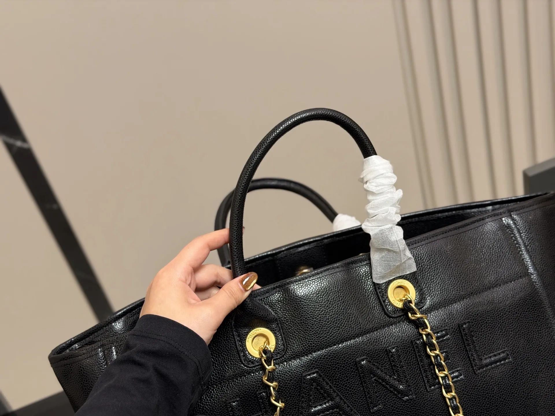 ¥345 香奈儿CHANEL 鱼子酱沙滩链条⛓️包 大容量,日常短期出行背上这一个就足够了 慵懒风满满,上身上镜都非常好看 颜色复古又高级 人手必备款 尺寸:38.30cm