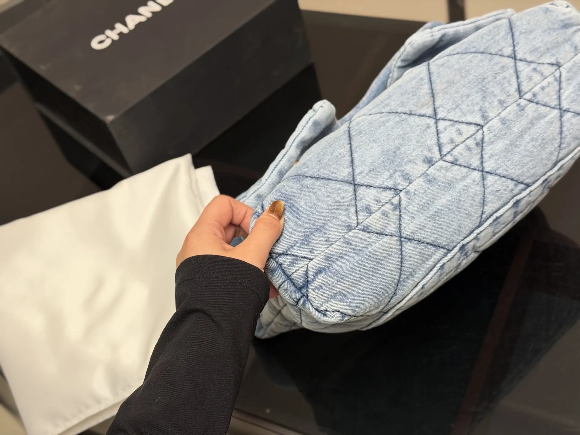 &yen;245 Chanel香奈儿25K好美啊，蝴蝶结还是百看不腻， 链条装饰充满活力。又嫩又俏皮 感觉香香的每一款都是投资级艺术品， 入手即定格永恒摩登风格，开心 保值又时髦，随性还百搭， 有的实用能装，有的优雅高贵 尺寸:36.22cm