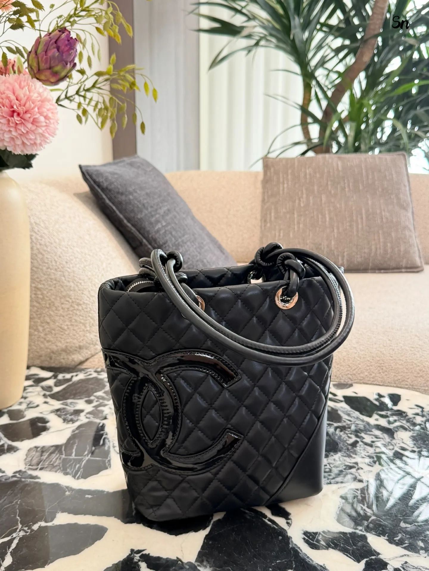 p190 Chanel康鹏菜篮子是我最好的拍照搭子 Soblack牛皮菜篮子松弛的时髦感 自重很轻便!又很能装 出门逛街拍照都很好靓 -20×25无盒