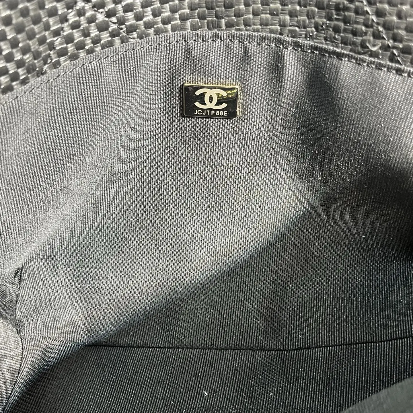 💰180包邮❗ Chanel🧩26C早春系列 嬉皮包 mini tote💦采用进口小牛皮配草编➕复古金属五金 皮质柔软 耐用性更高更显利落的精致感 可斜挎链条⛓️它让链条长度能适配不同背法 日常搭配自然垂在胯侧 上身效果 更显经得起时光的松弛感 尺寸: 30-20-6cm 款号:80014 材质:草编 ❌不退不换慎重下单❌